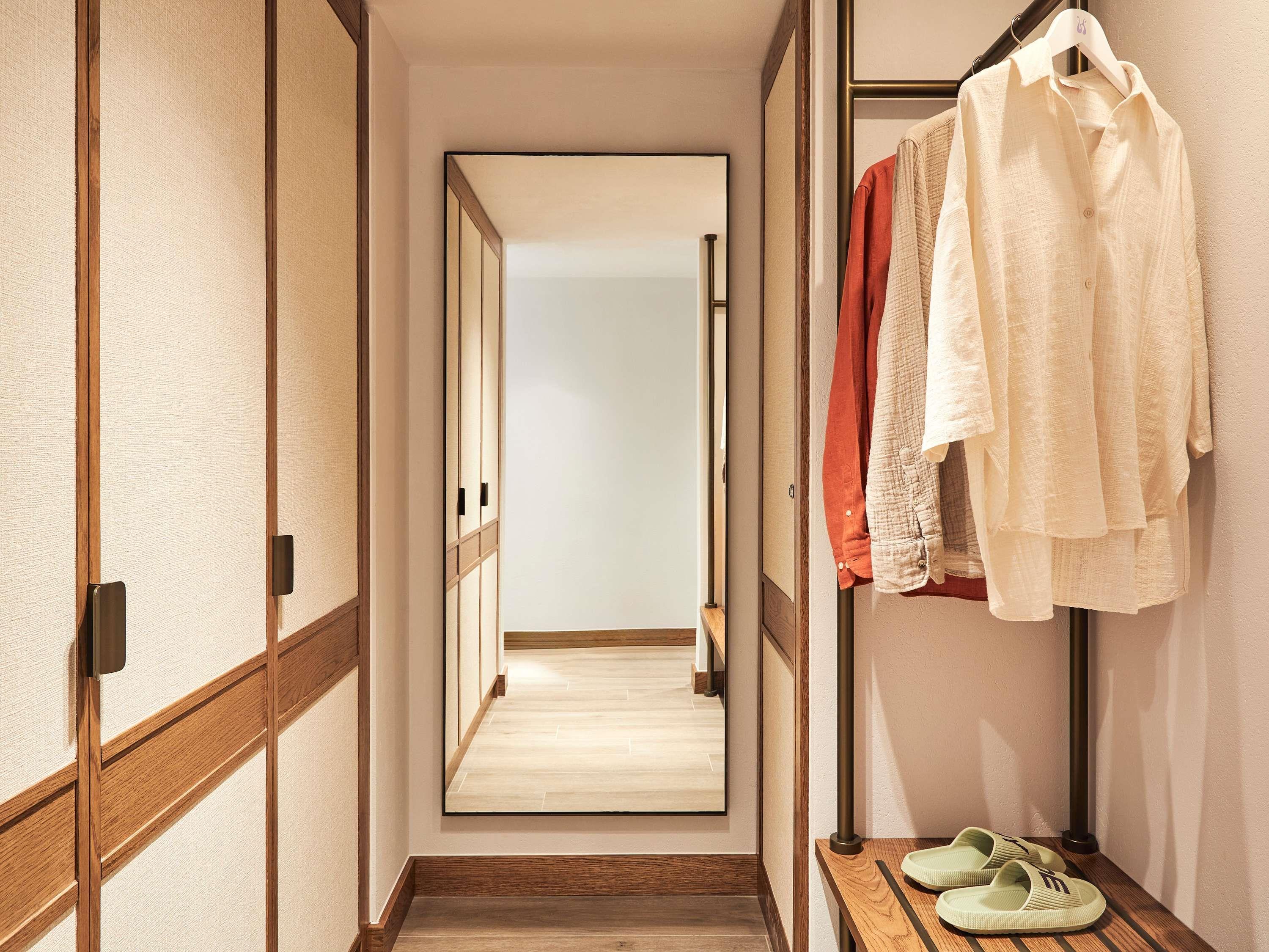 Suite Pool View King Bed