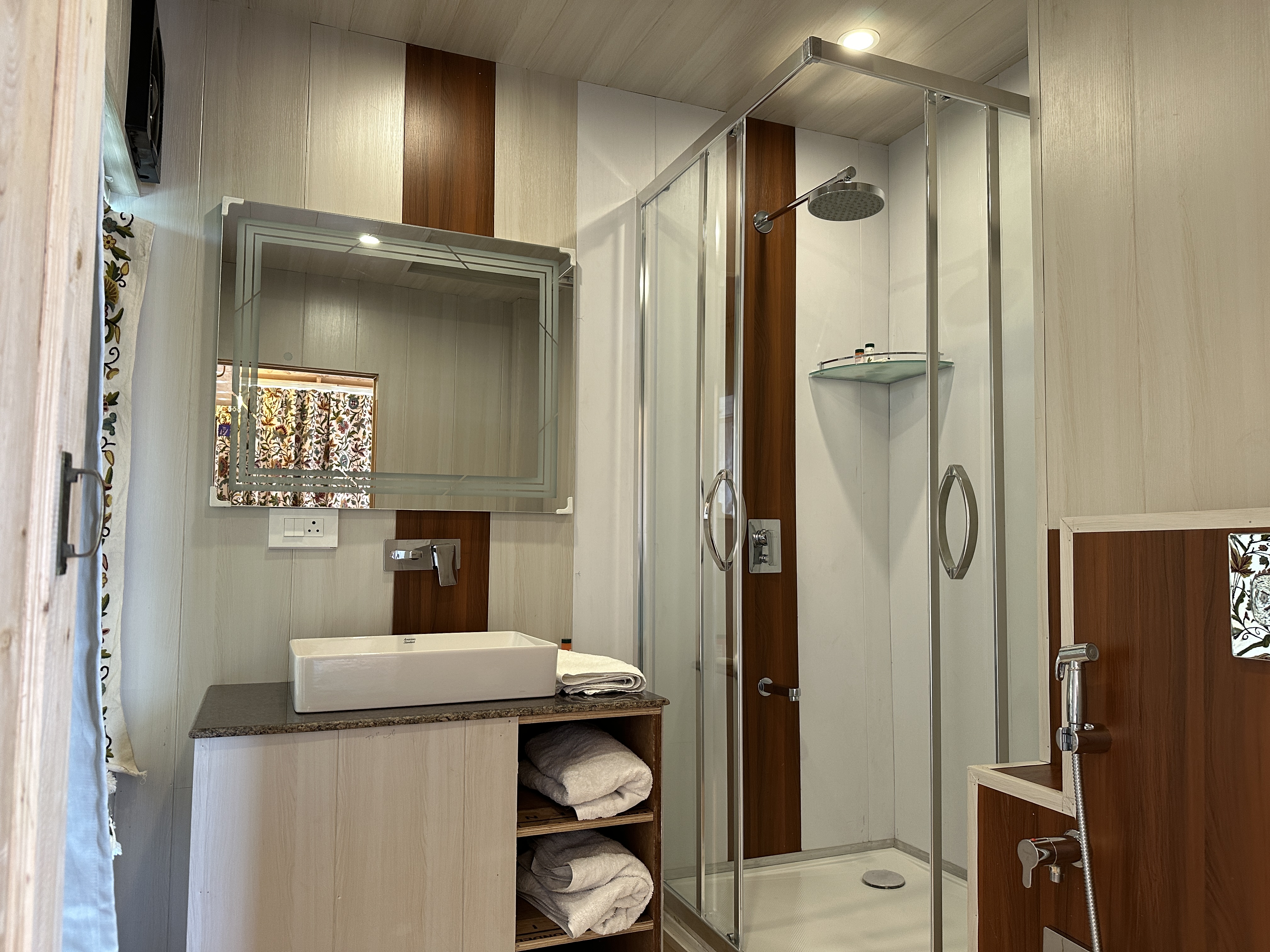 Double or Twin King Bed One Bedroom 