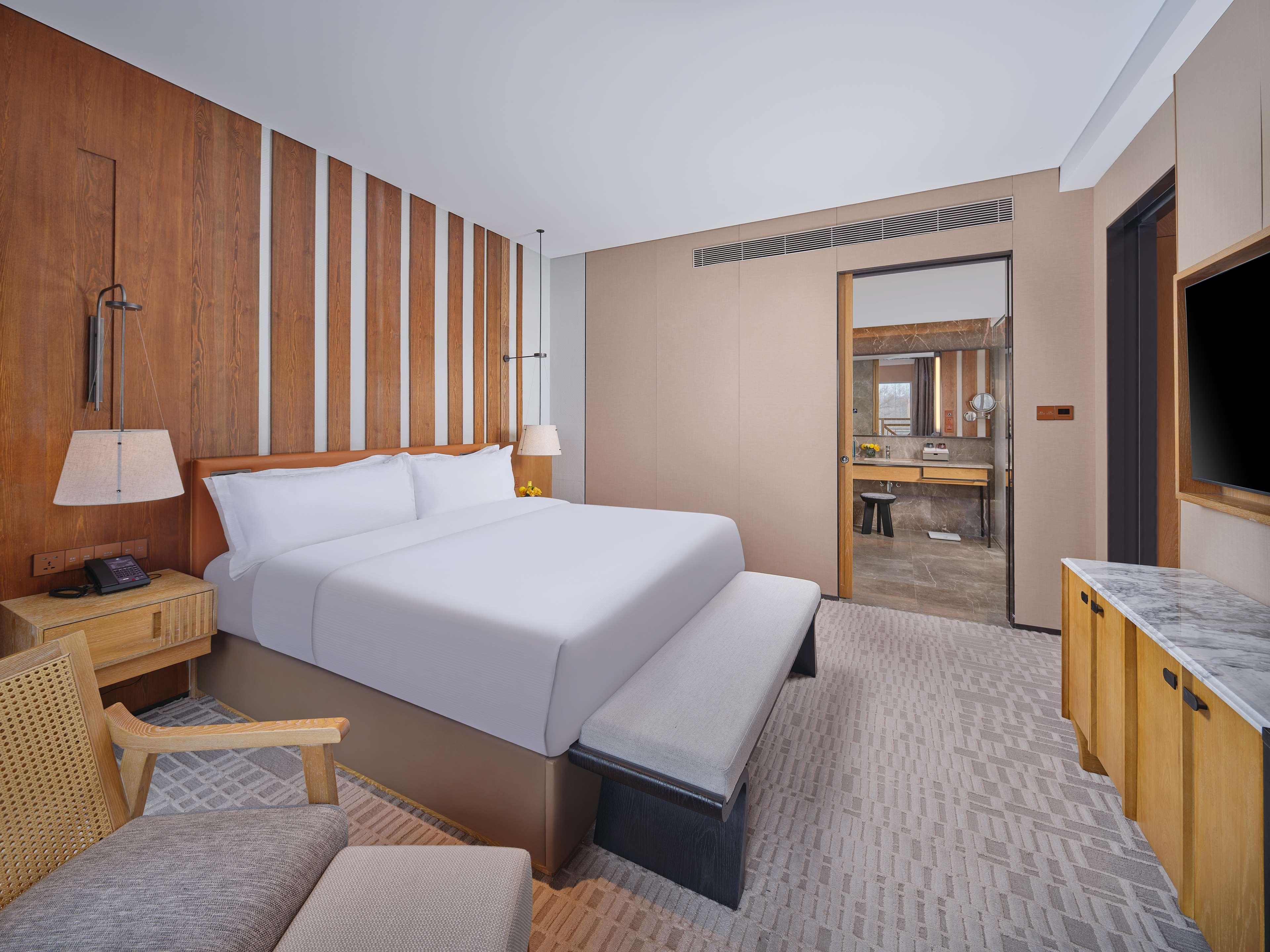 Suite Deluxe King Bed