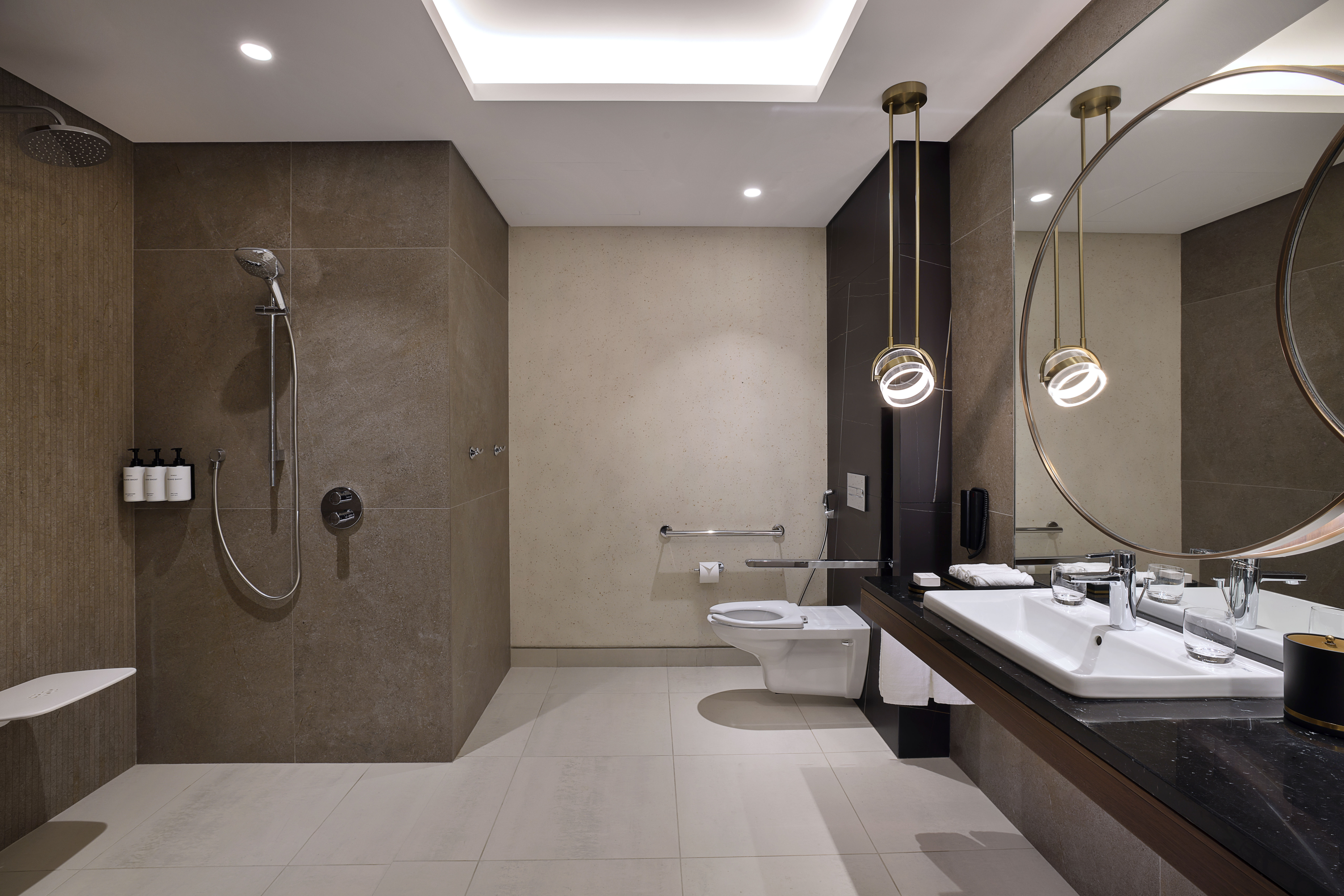 Suite Accessible King Size Bed