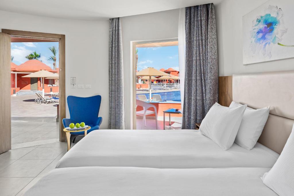 Single Pool View King Bed