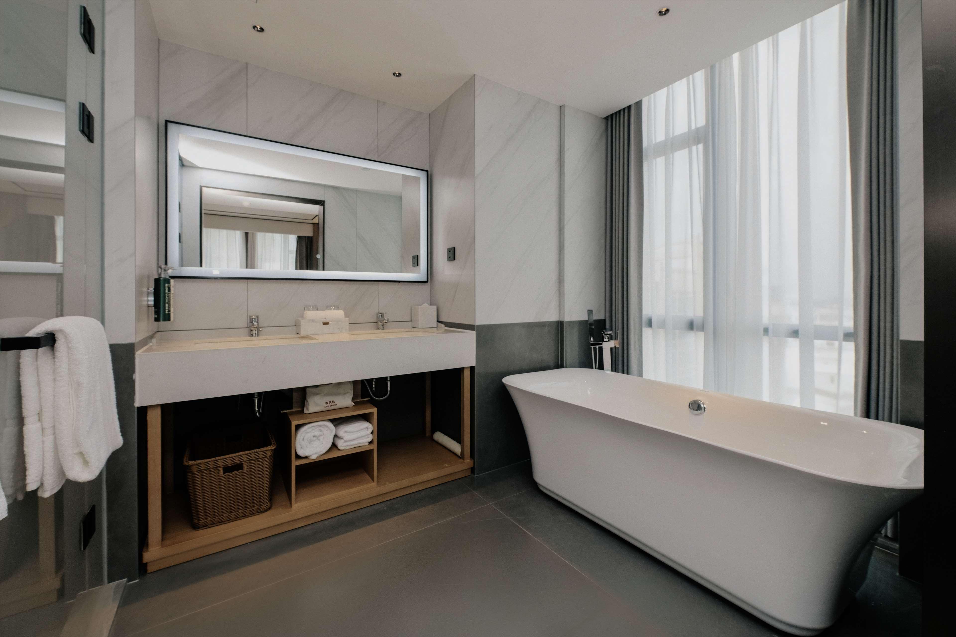 Suite Deluxe King Bed