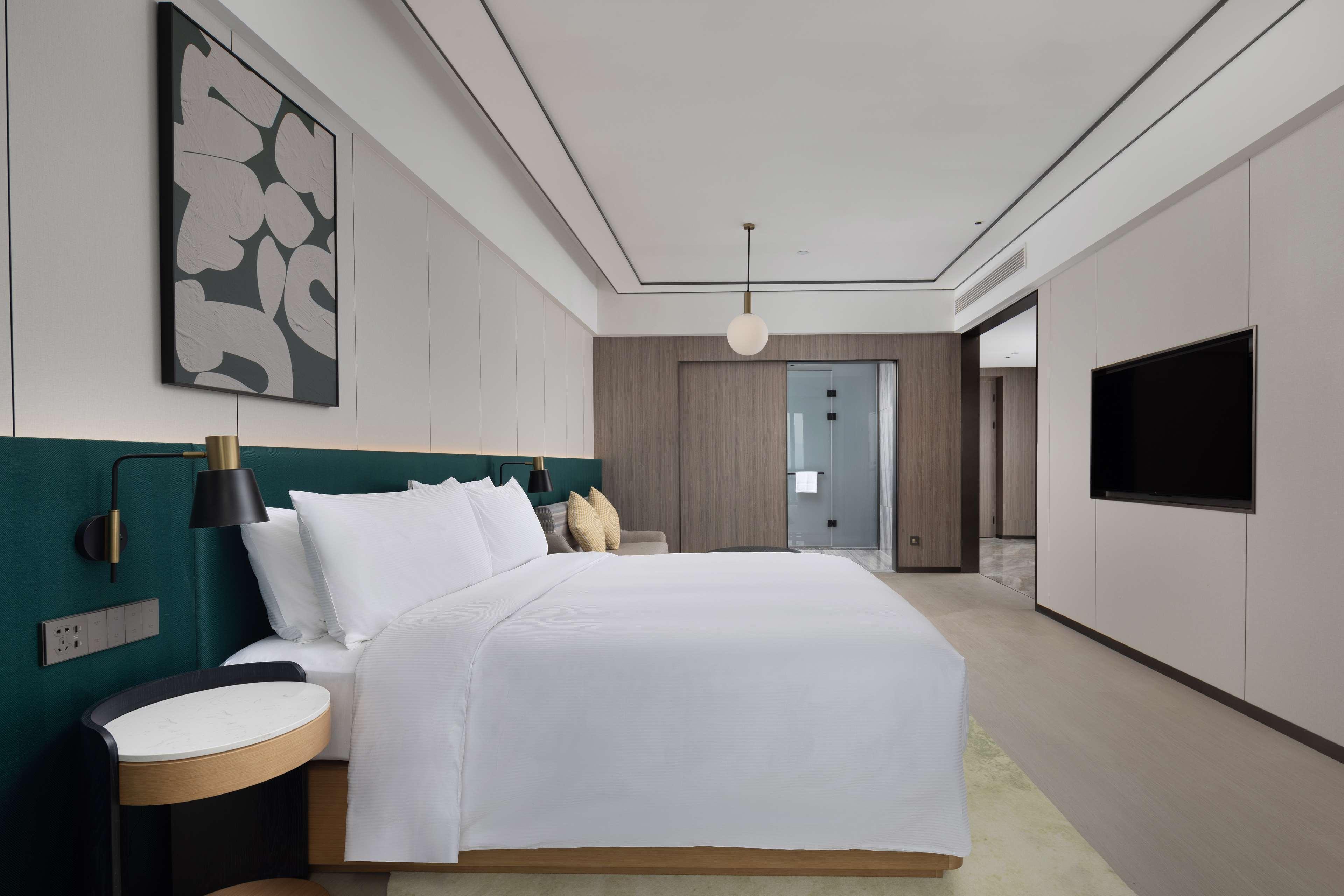 Double Deluxe King Bed