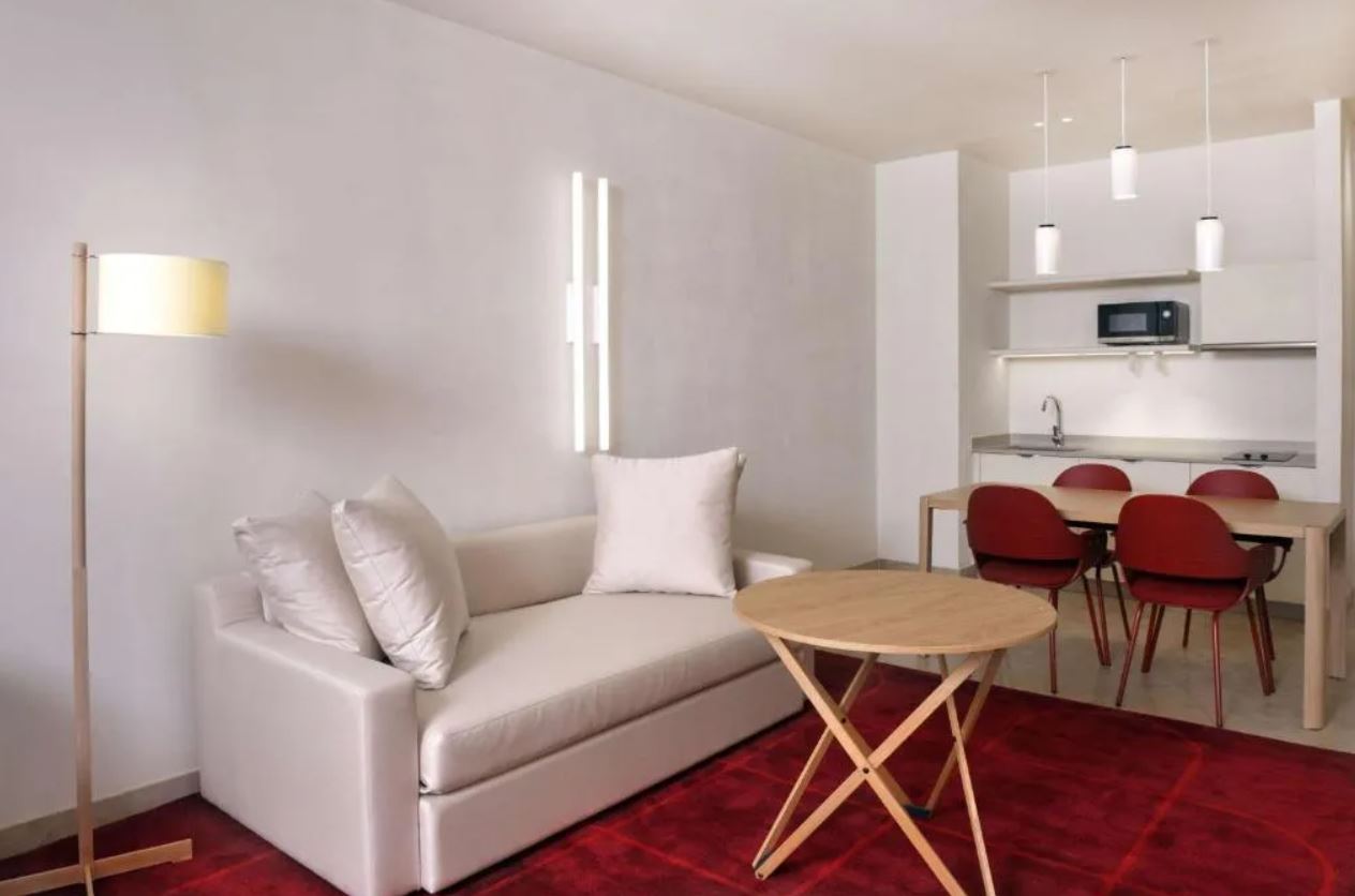 Studio Accessible King Size Bed