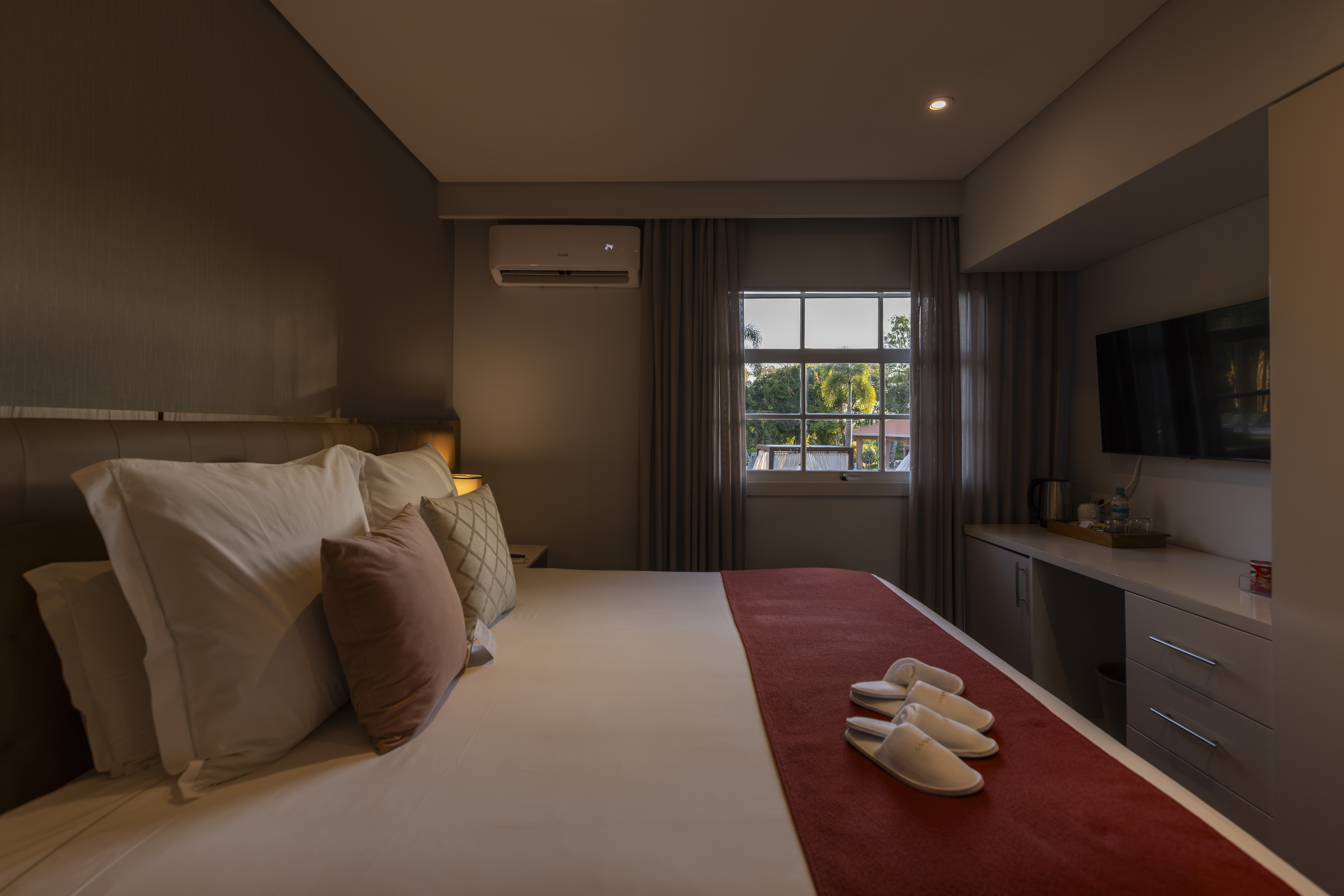 Single Deluxe Queen Bed