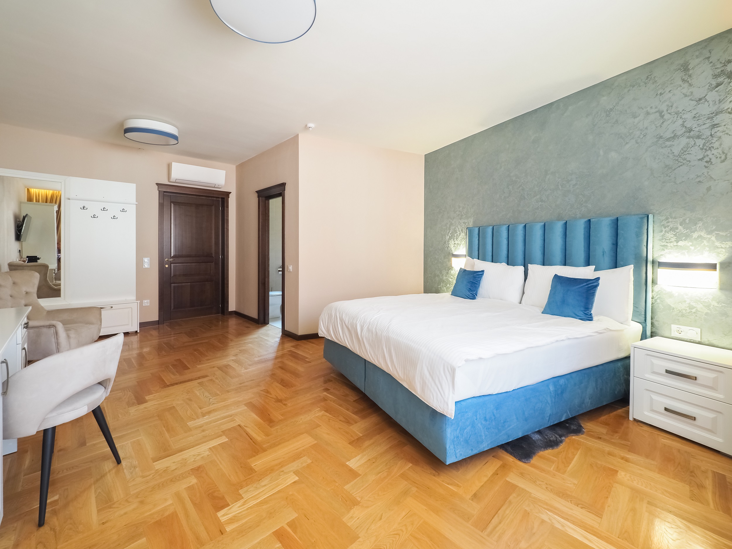 Double Deluxe King Bed