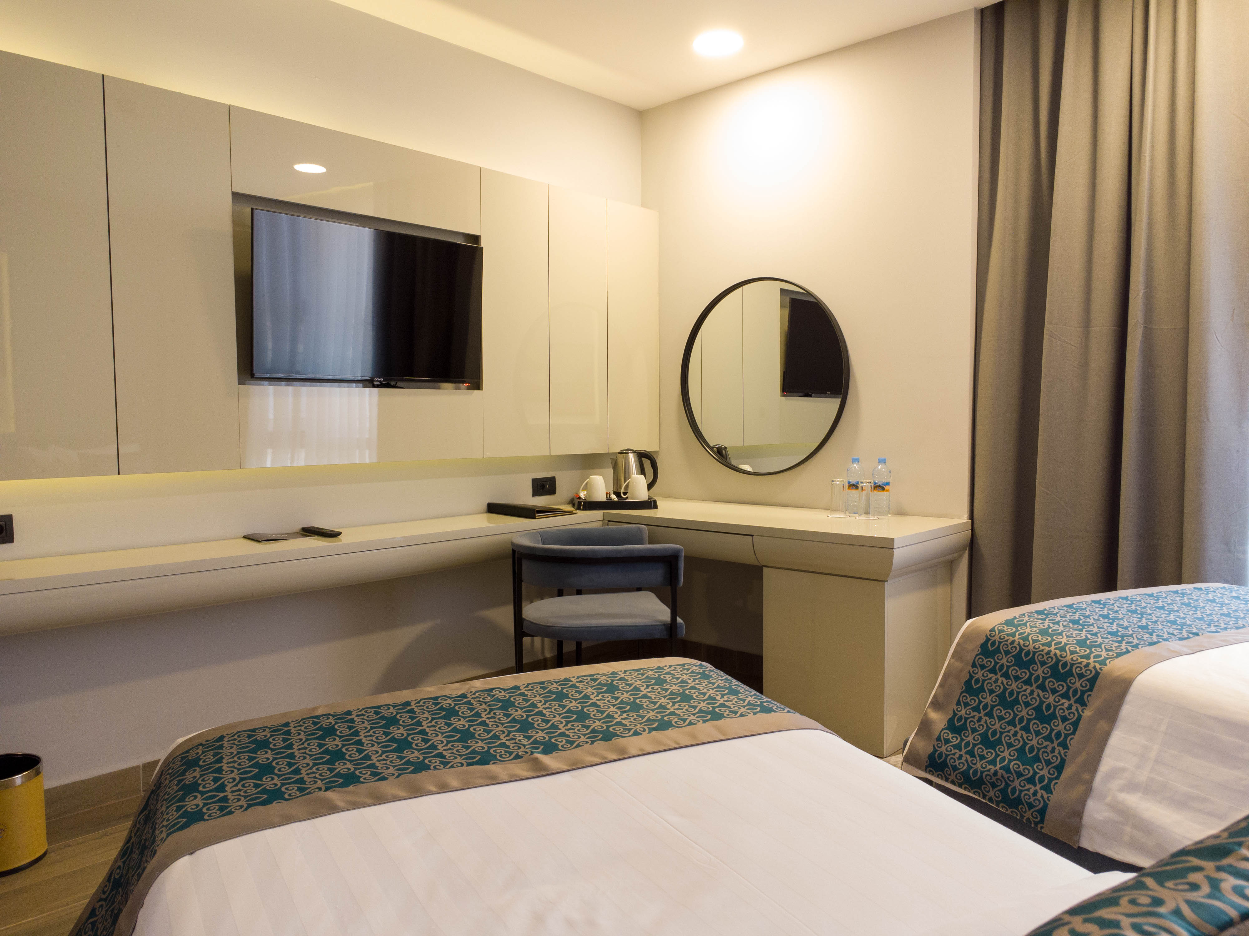 Twin Deluxe Queen Bed