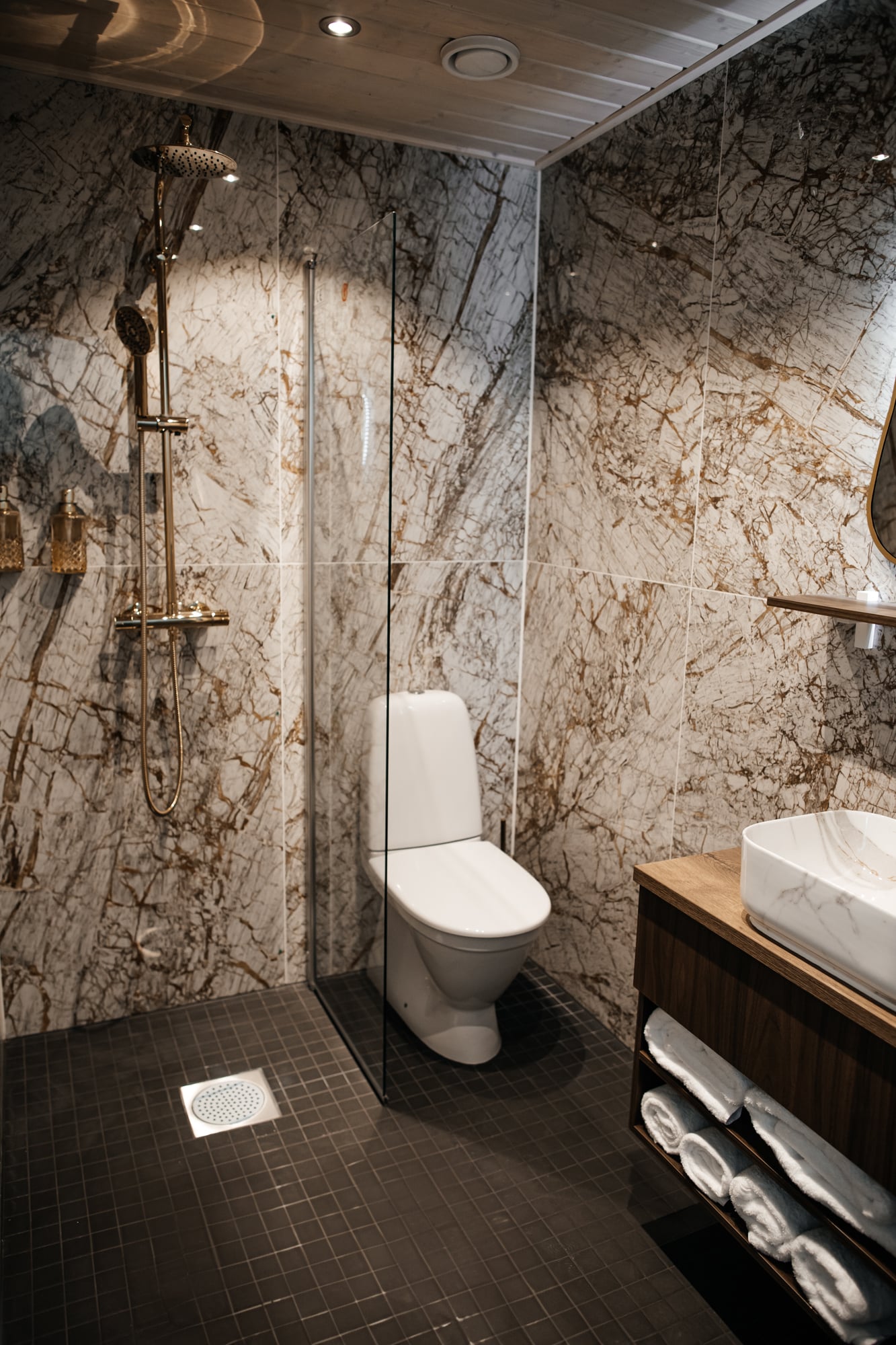 Double Deluxe Queen Bed