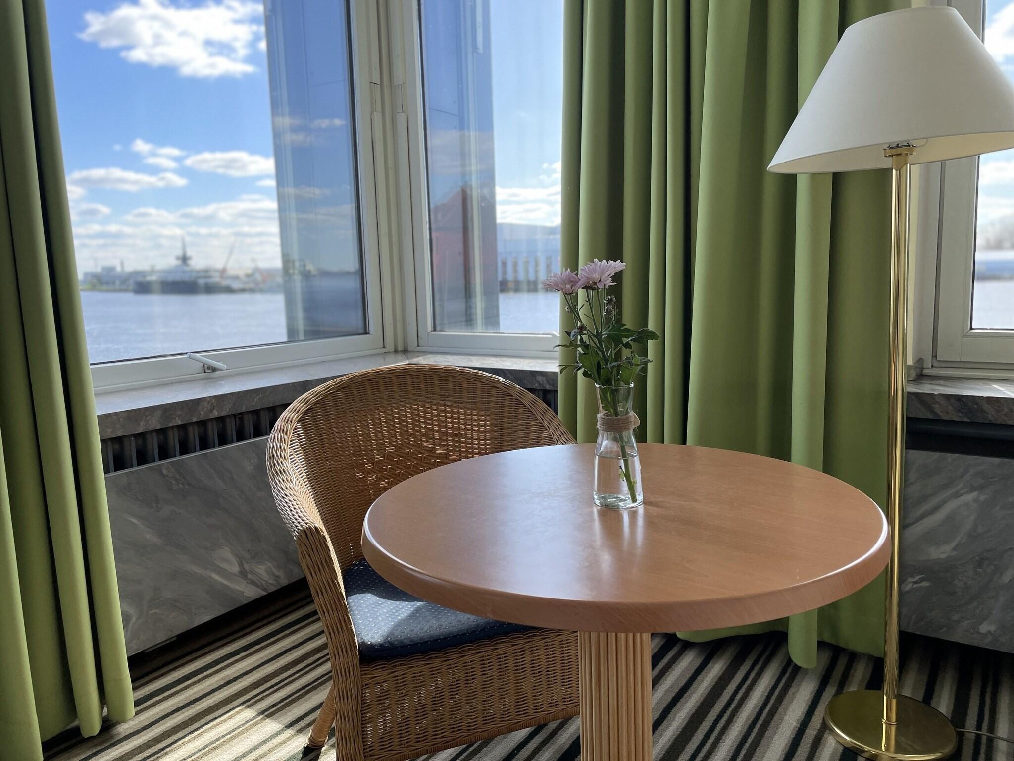 Double Deluxe Queen Bed