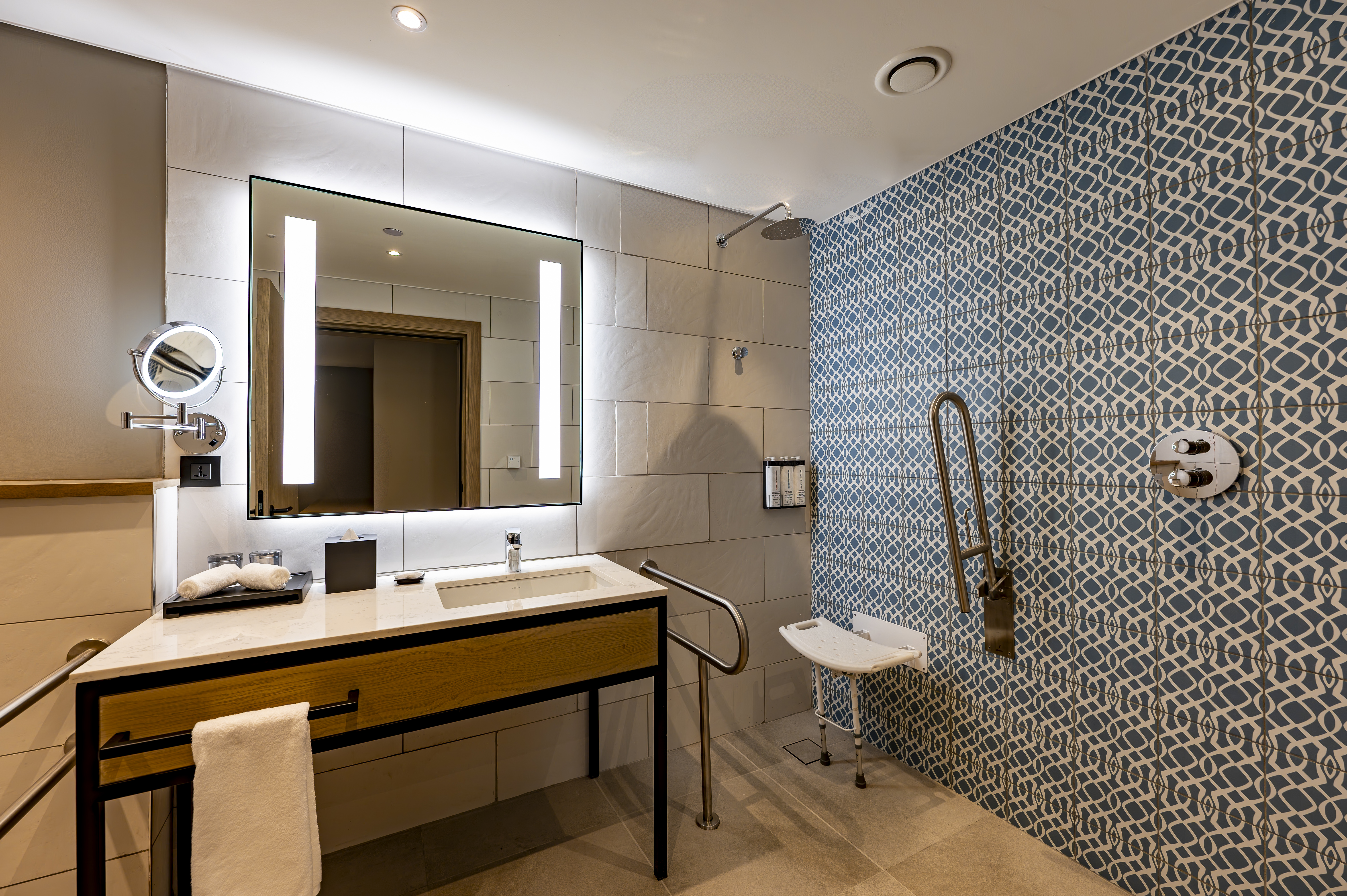 Suite Accessible King Size Bed