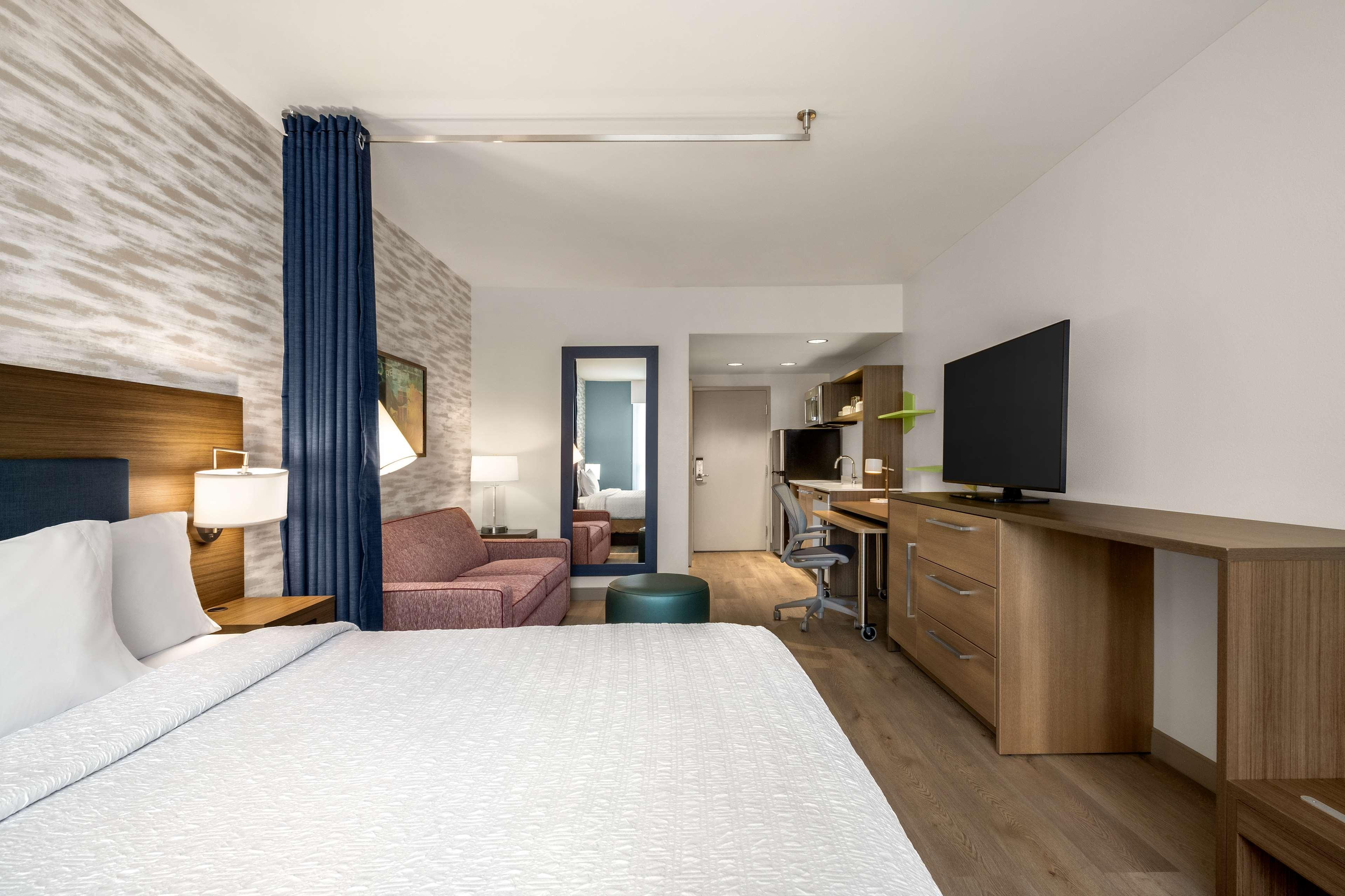 Studio Accessible King Size Bed