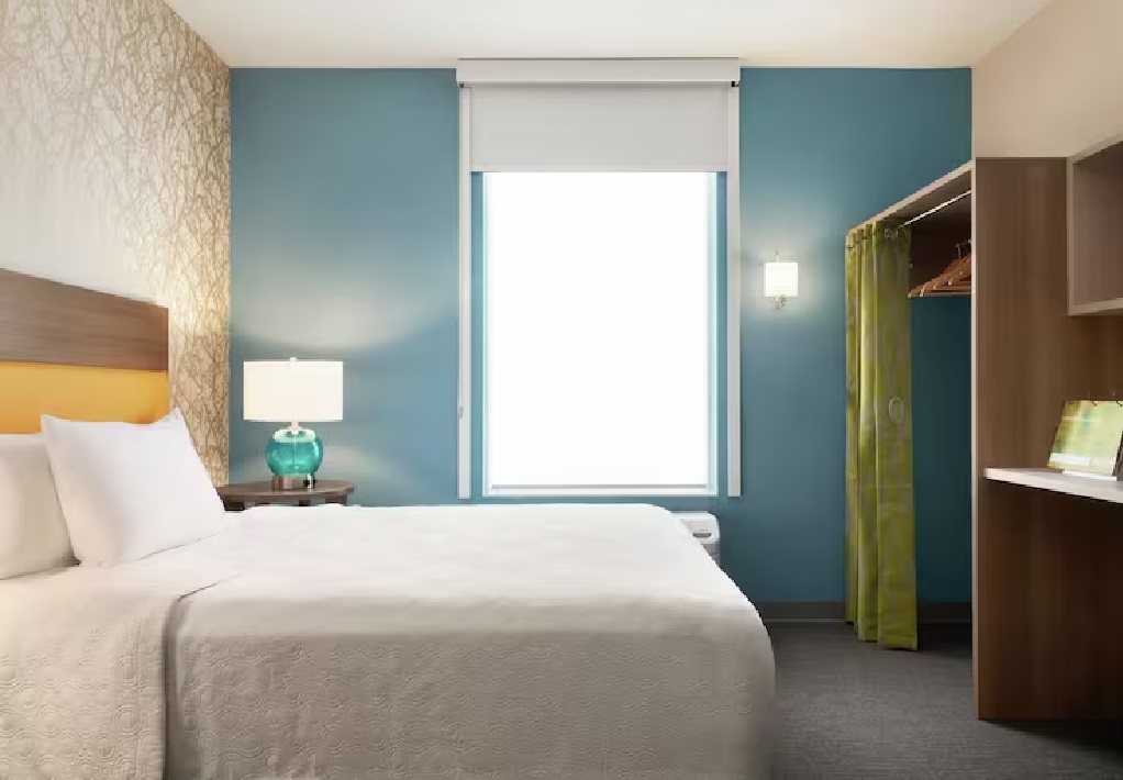 Studio Accessible King Size Bed