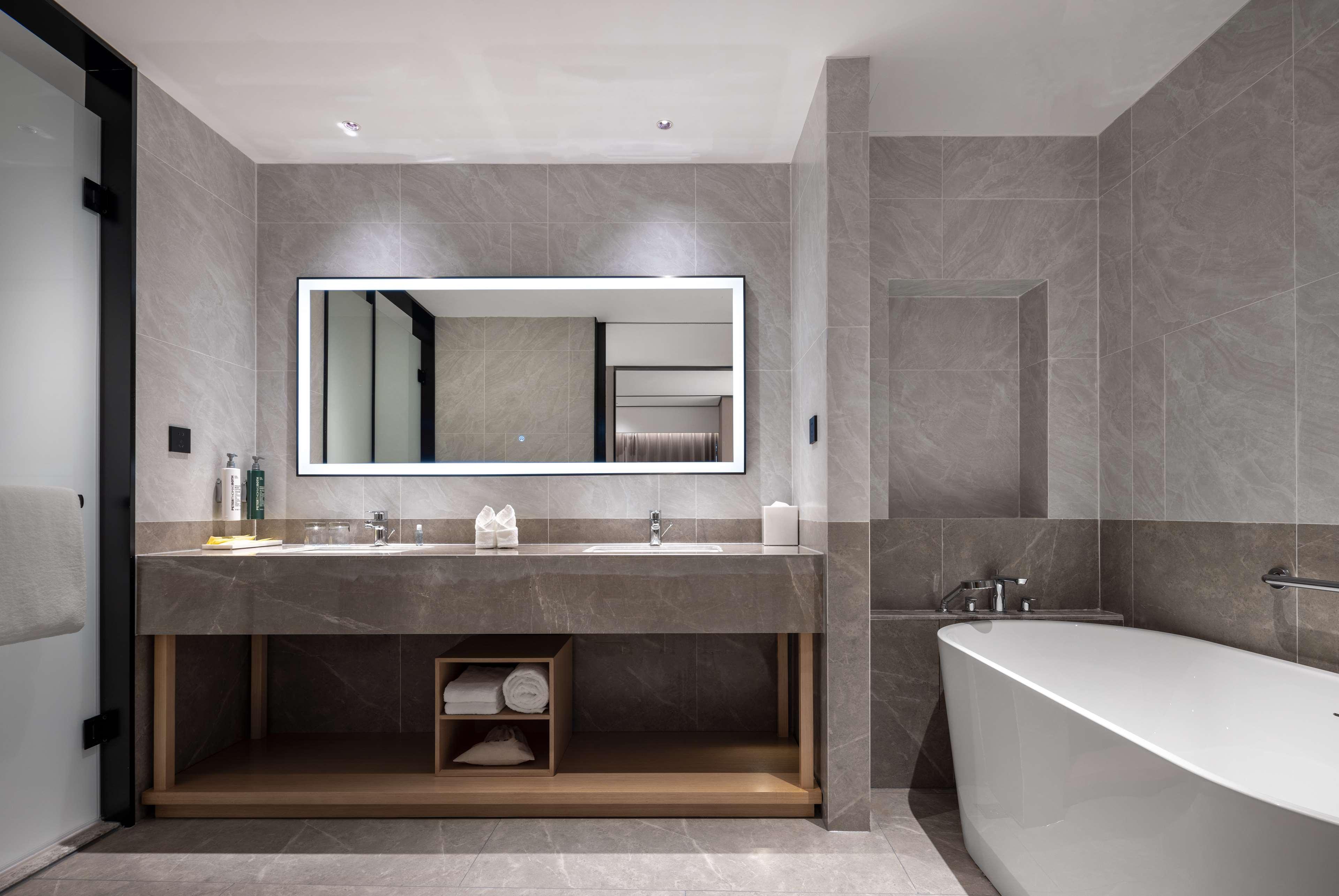 Suite Deluxe King Bed