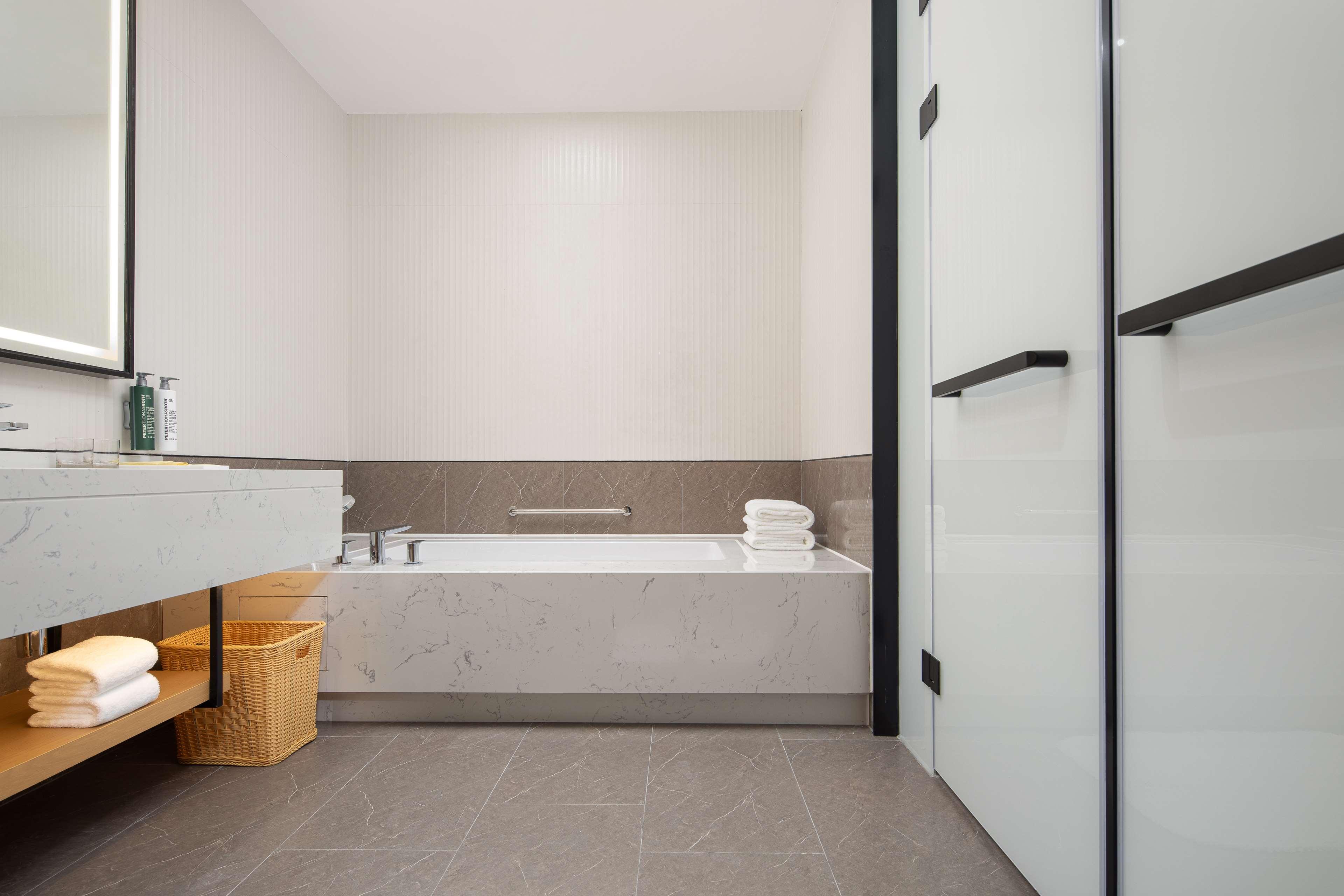 Suite Deluxe King Bed