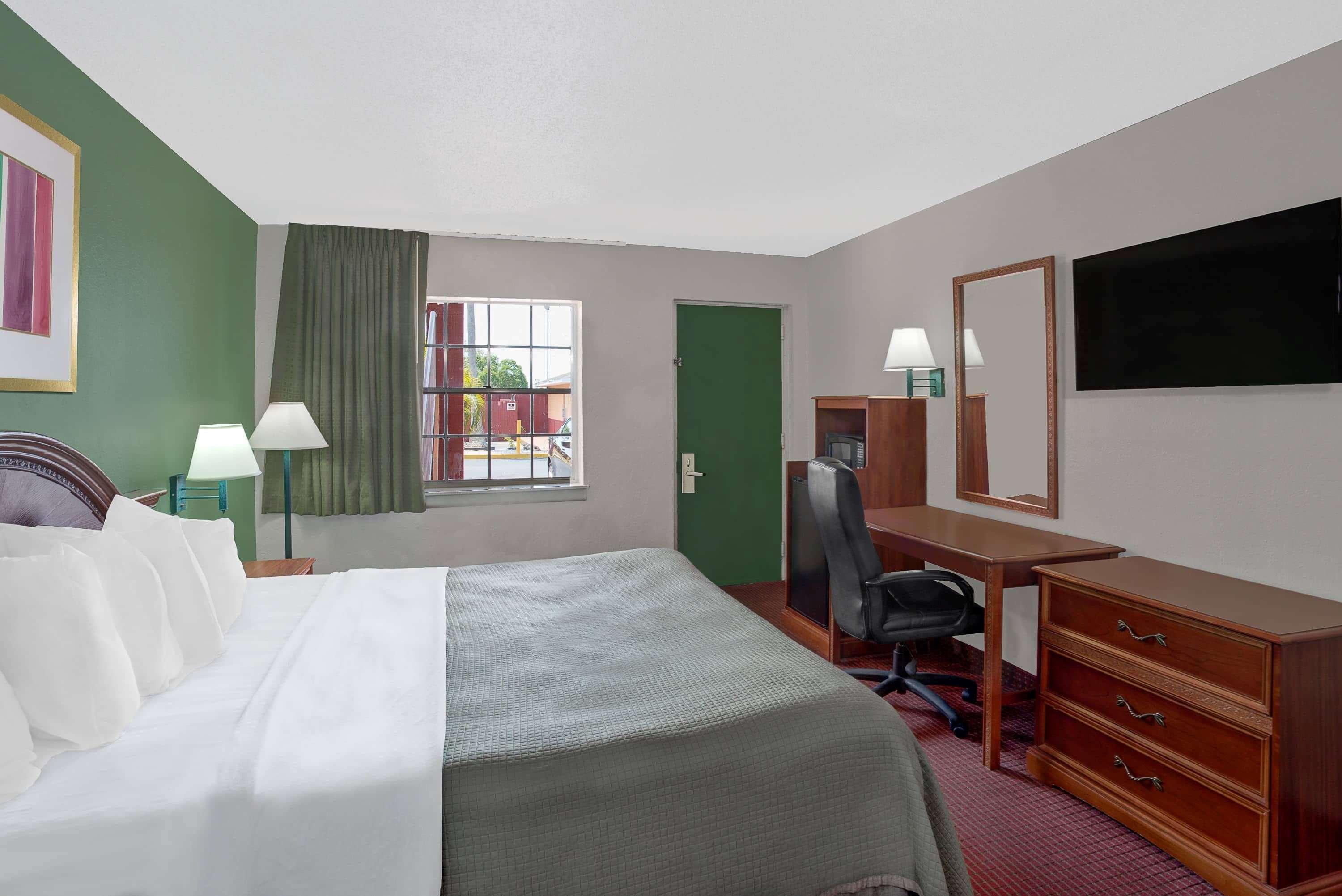 Room King Bed Non Smoking