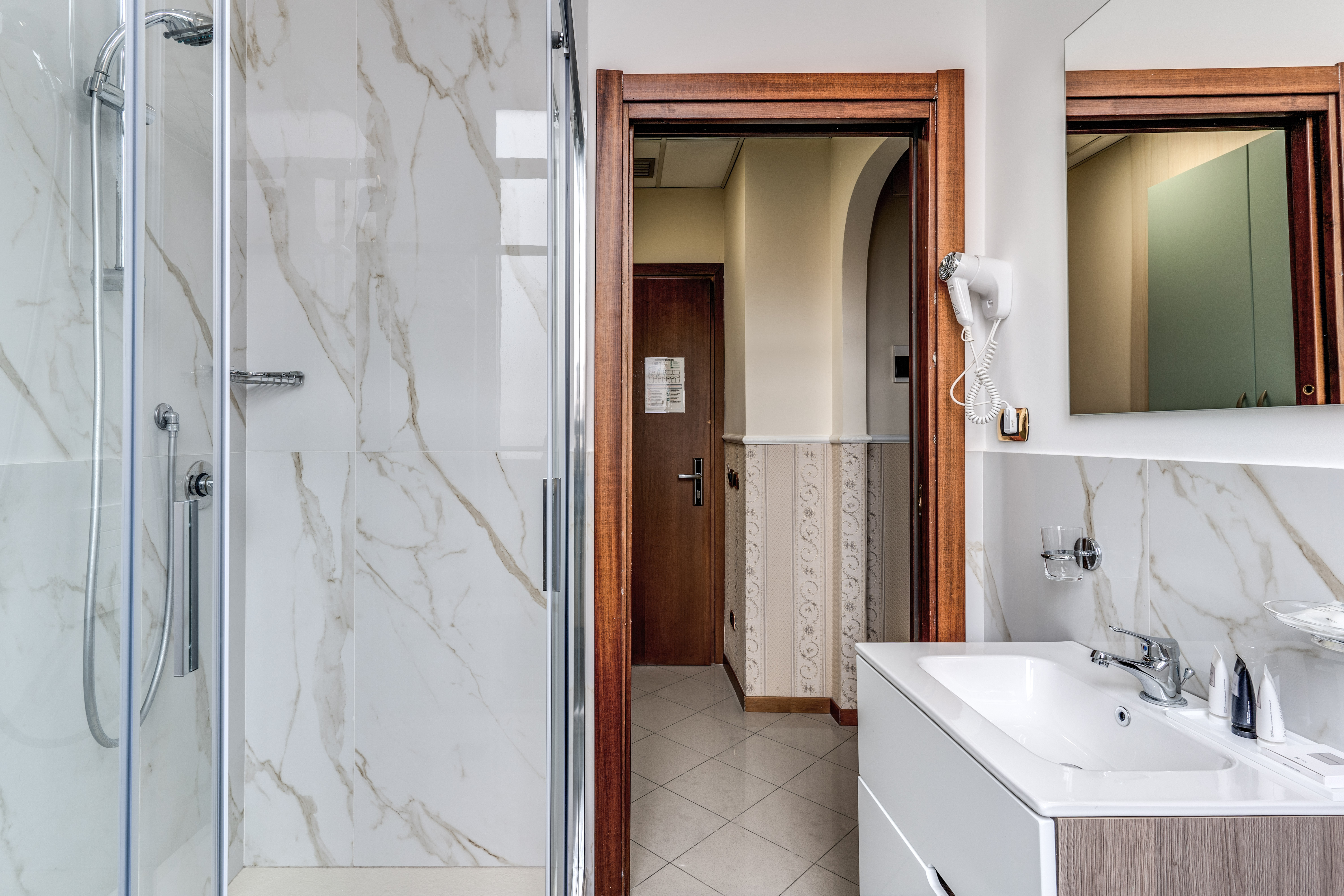 Quadruple Four Bedrooms One Bathroom