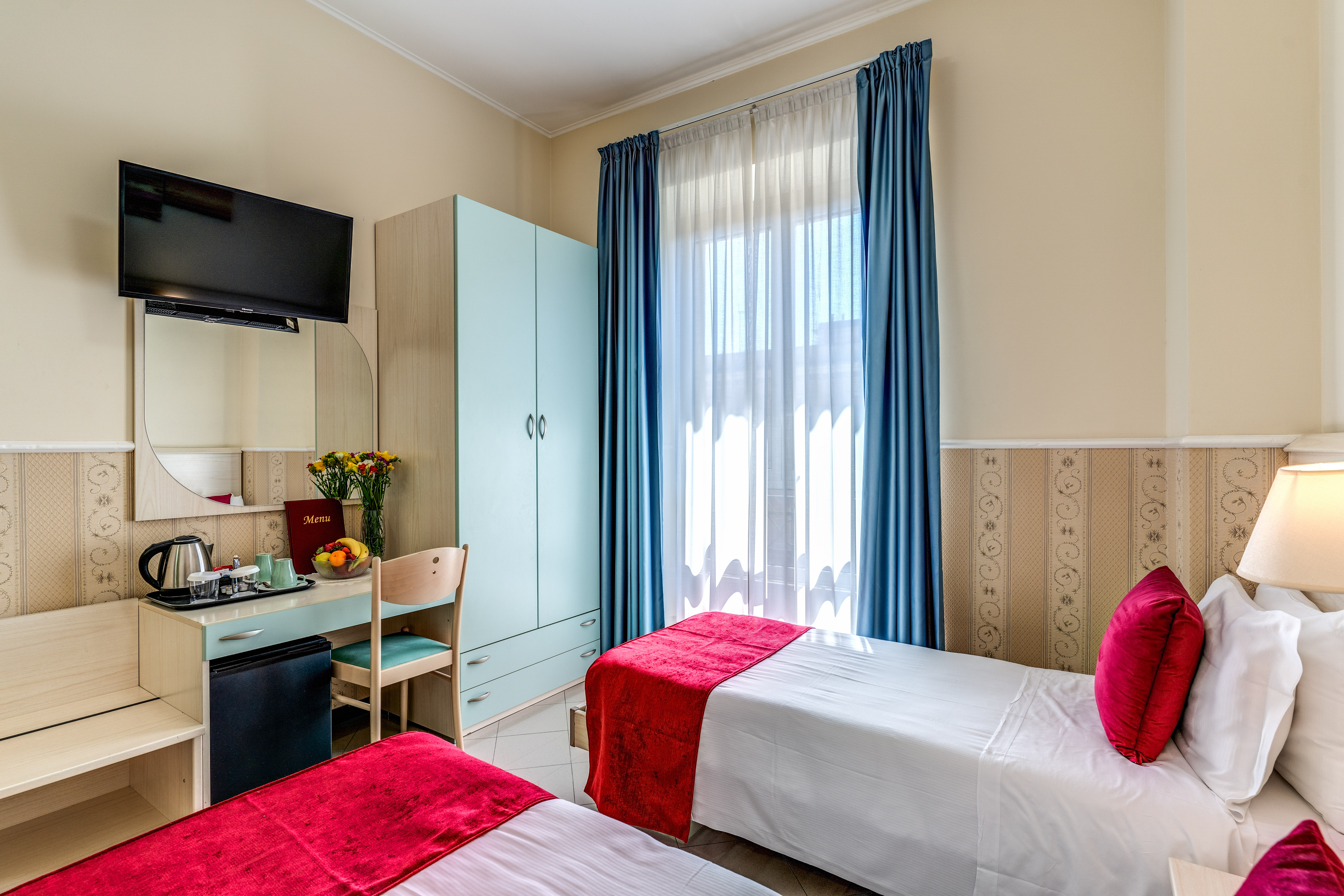 Quadruple Four Bedrooms One Bathroom