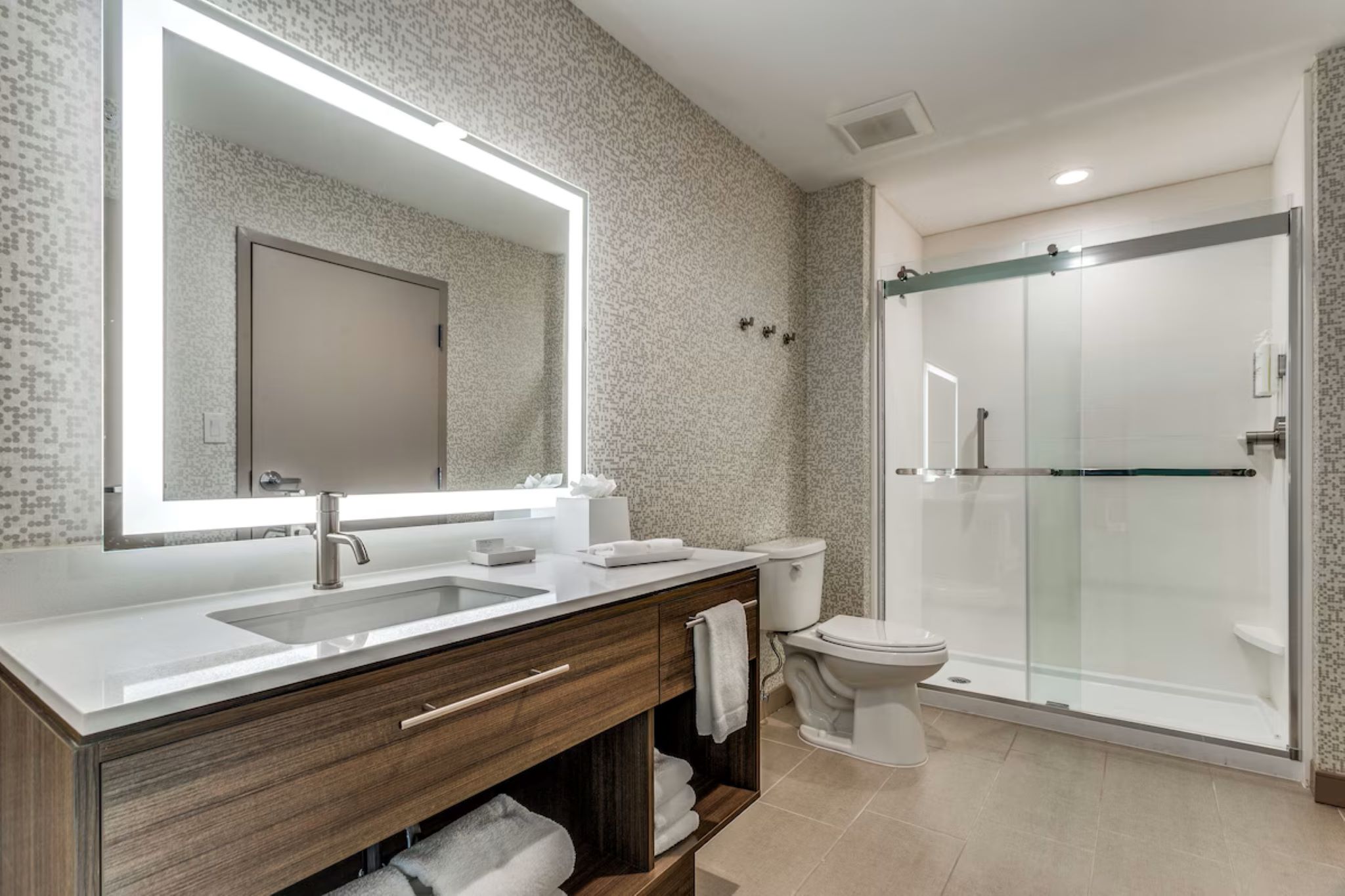 Suite Accessible King Size Bed