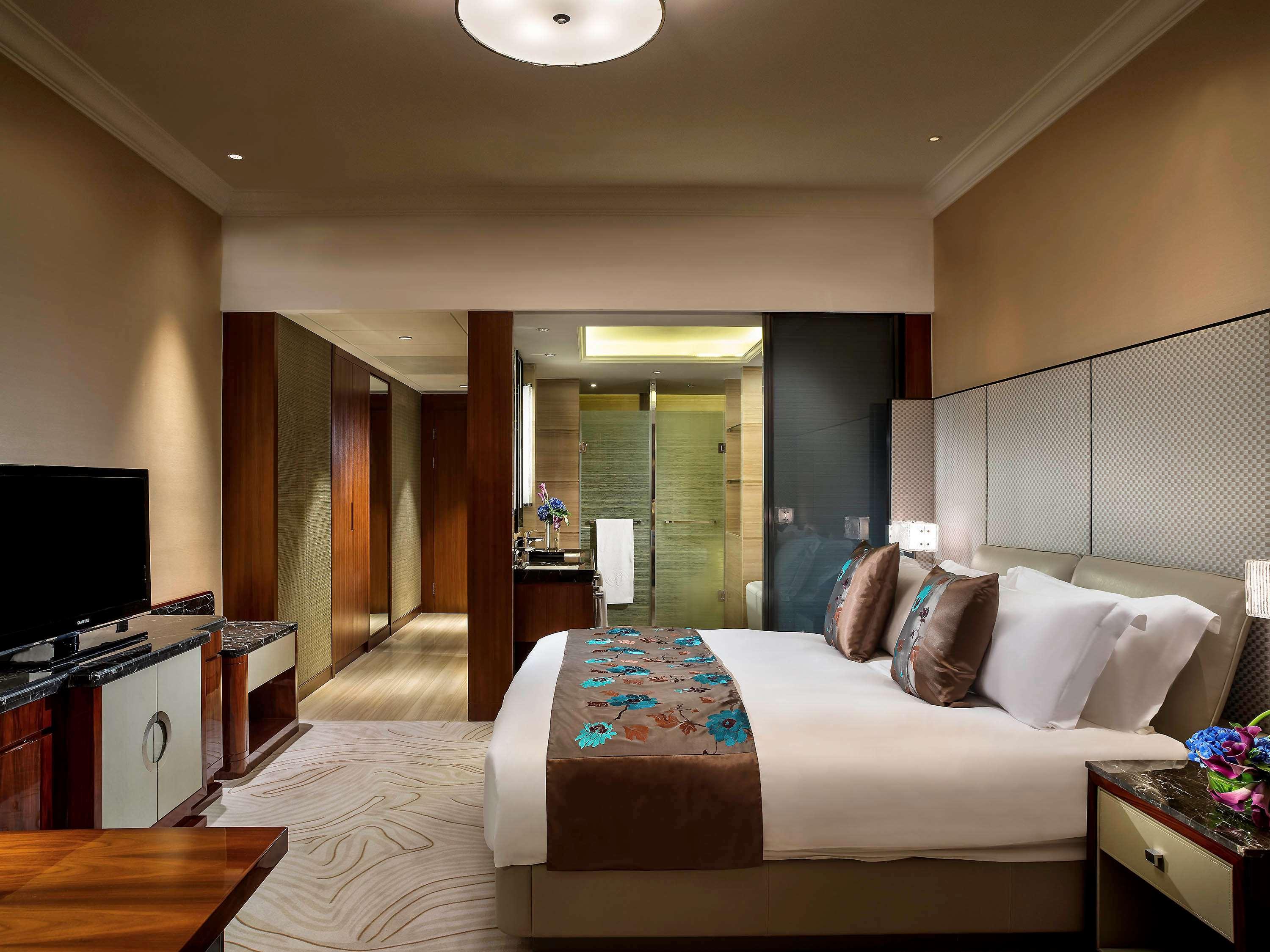 Double Club King Bed