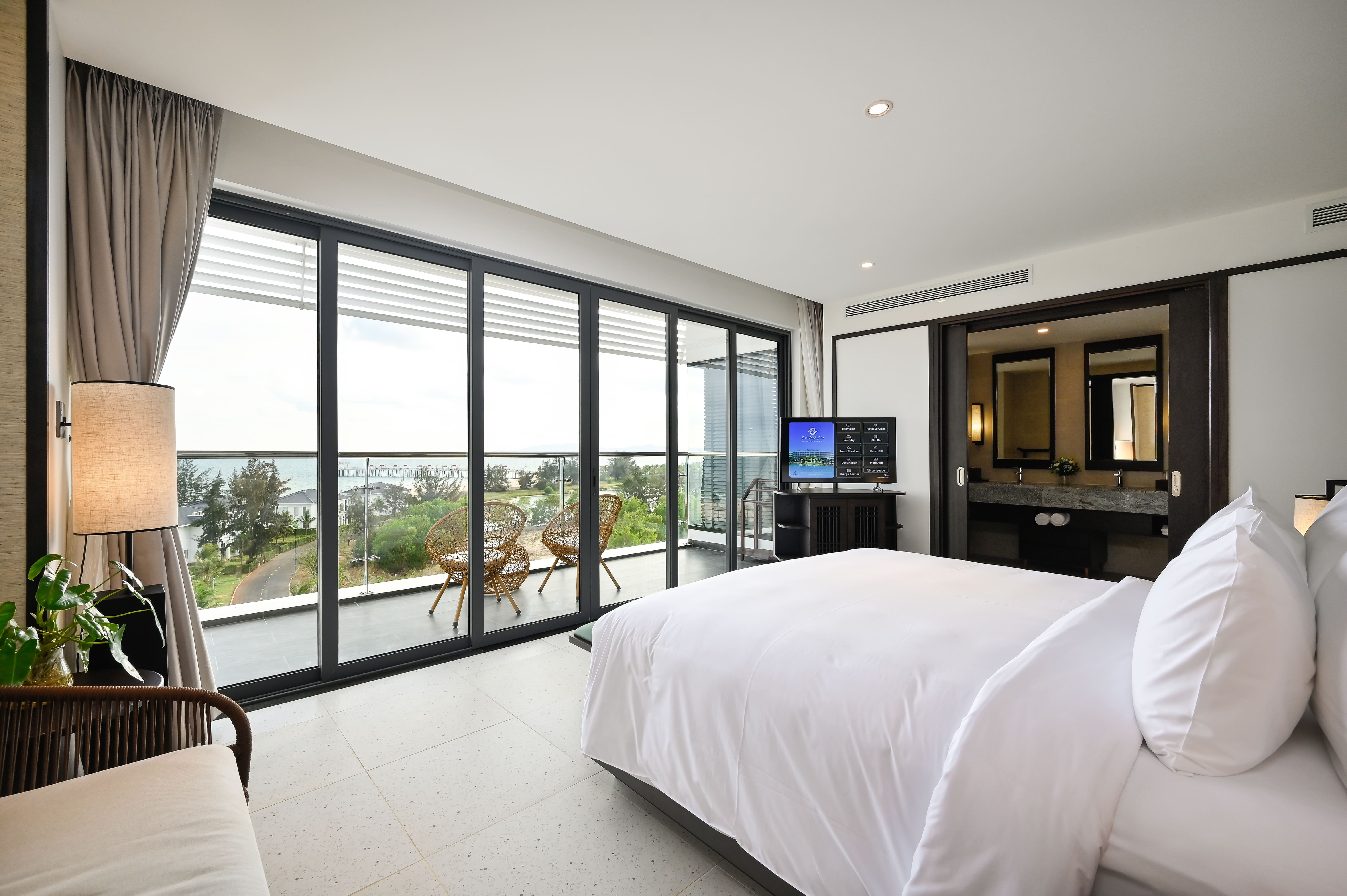 Junior Suite Ocean View King Bed