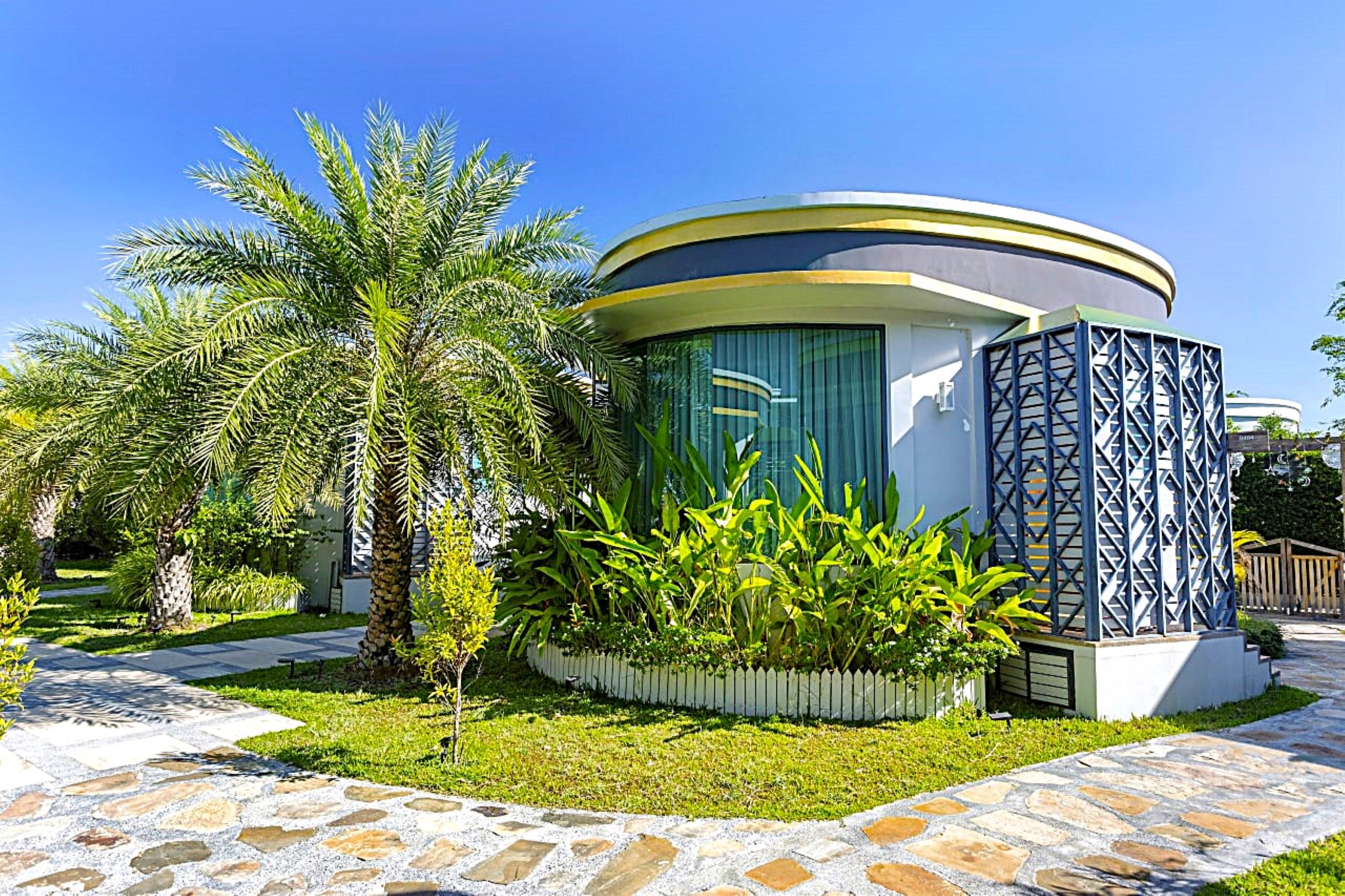 Bungalow King Bed One Bedroom 