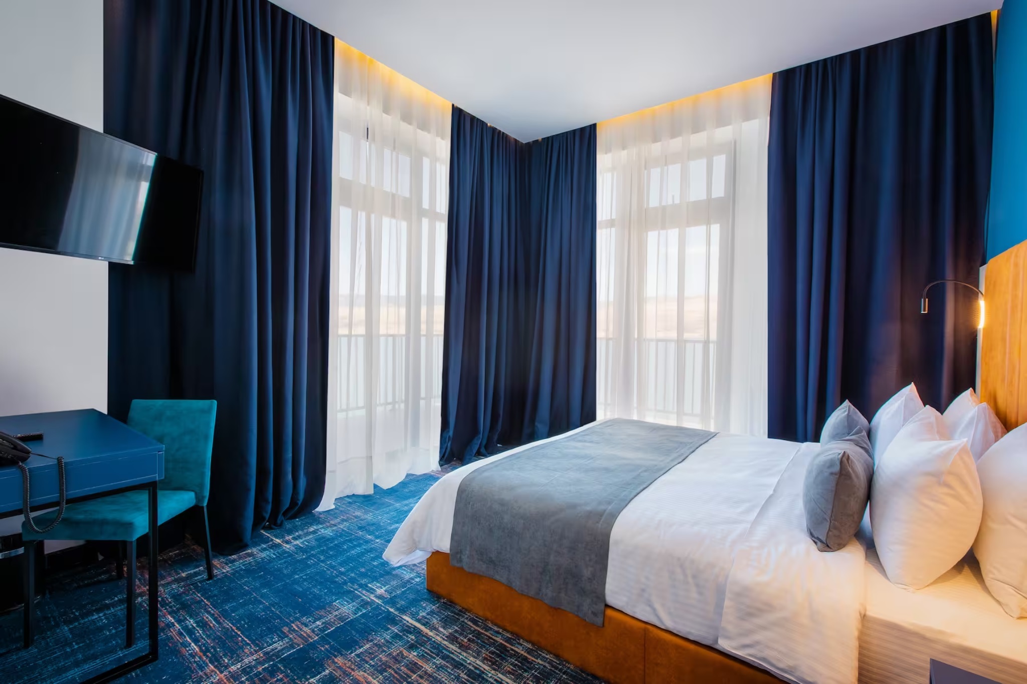 Junior Suite Queen Size Bed