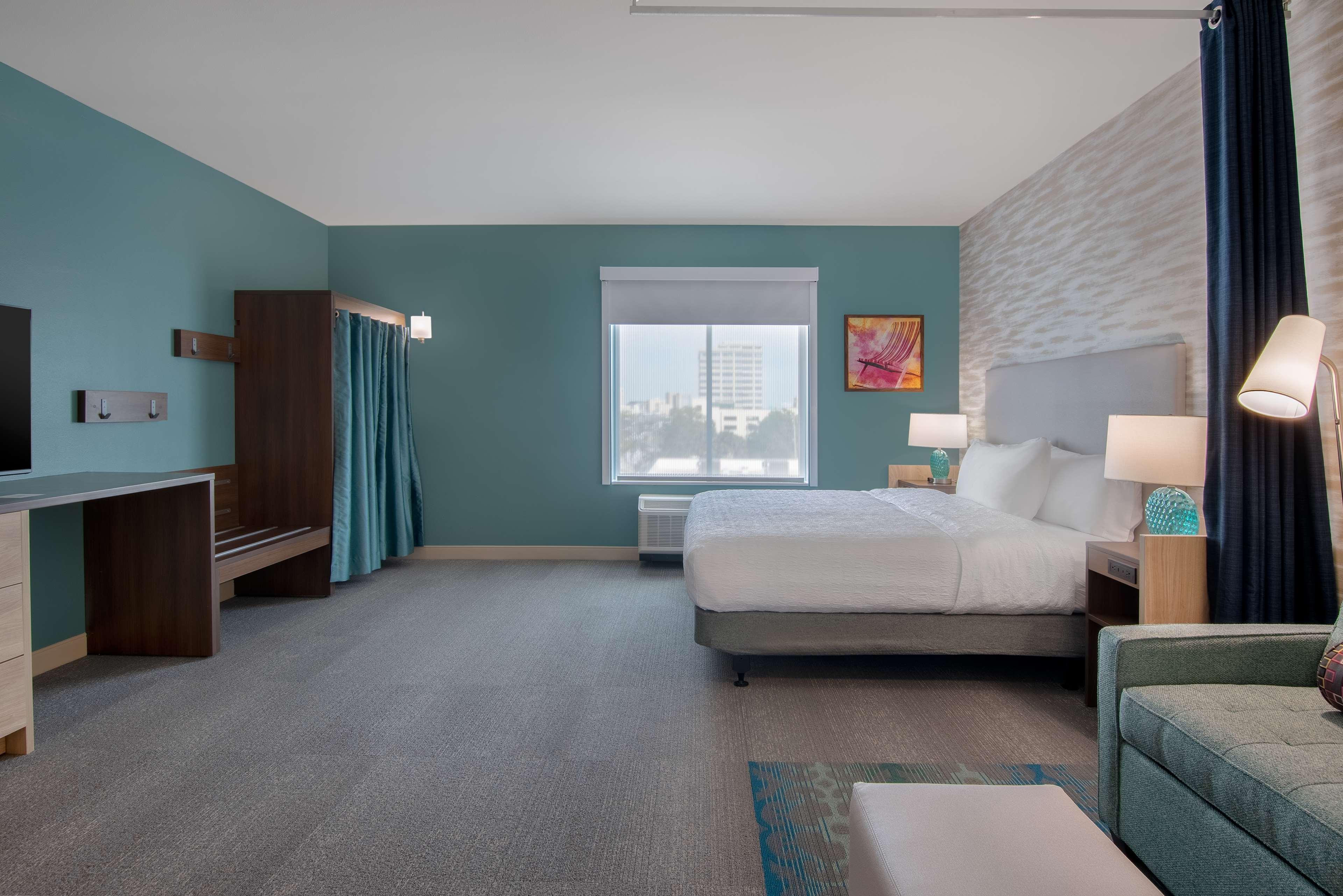 Suite Accessible King Size Bed