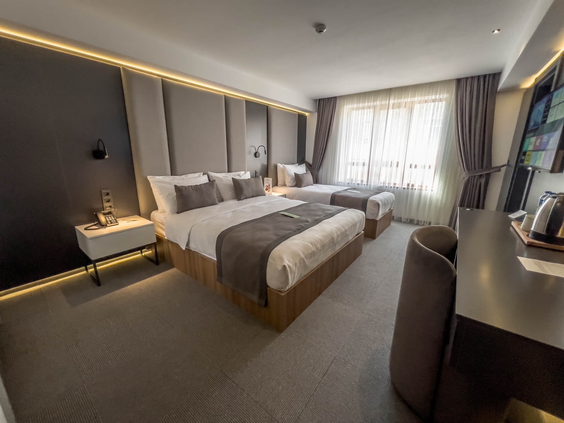 Suite Accessible King Size Bed