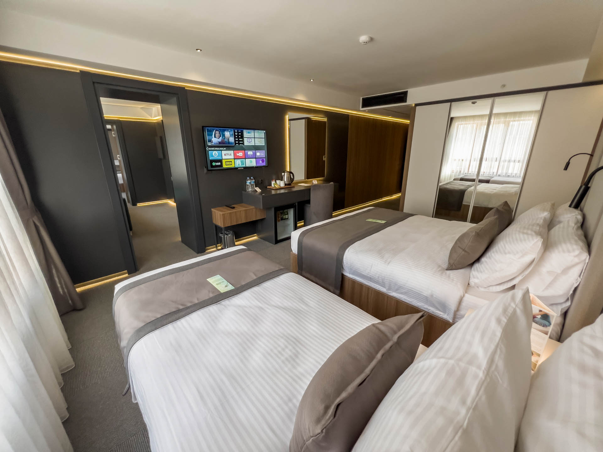 Suite Accessible King Size Bed