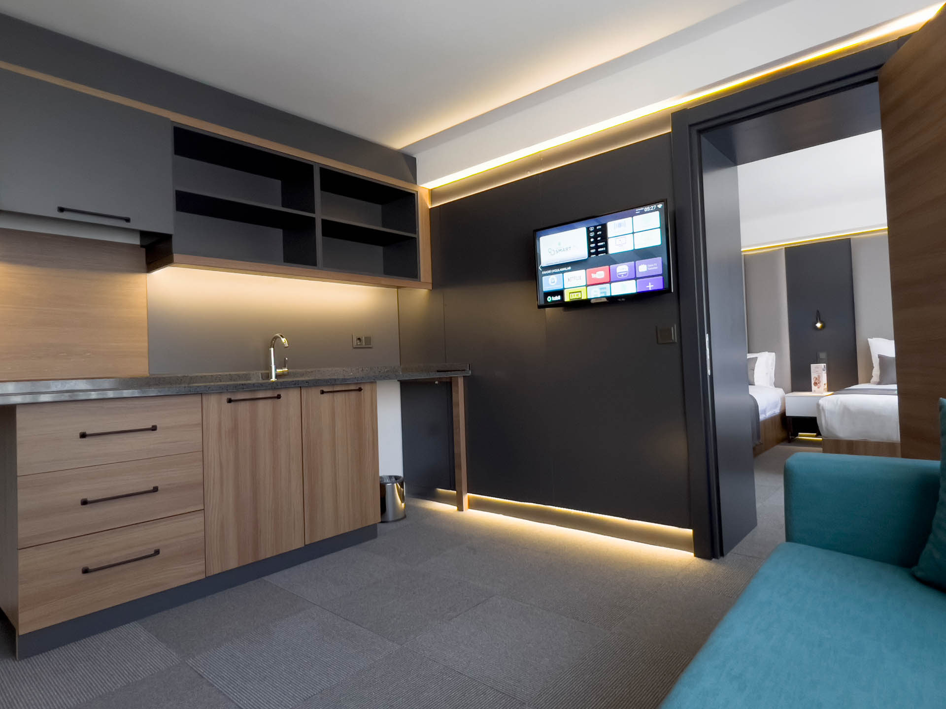 Suite Accessible King Size Bed