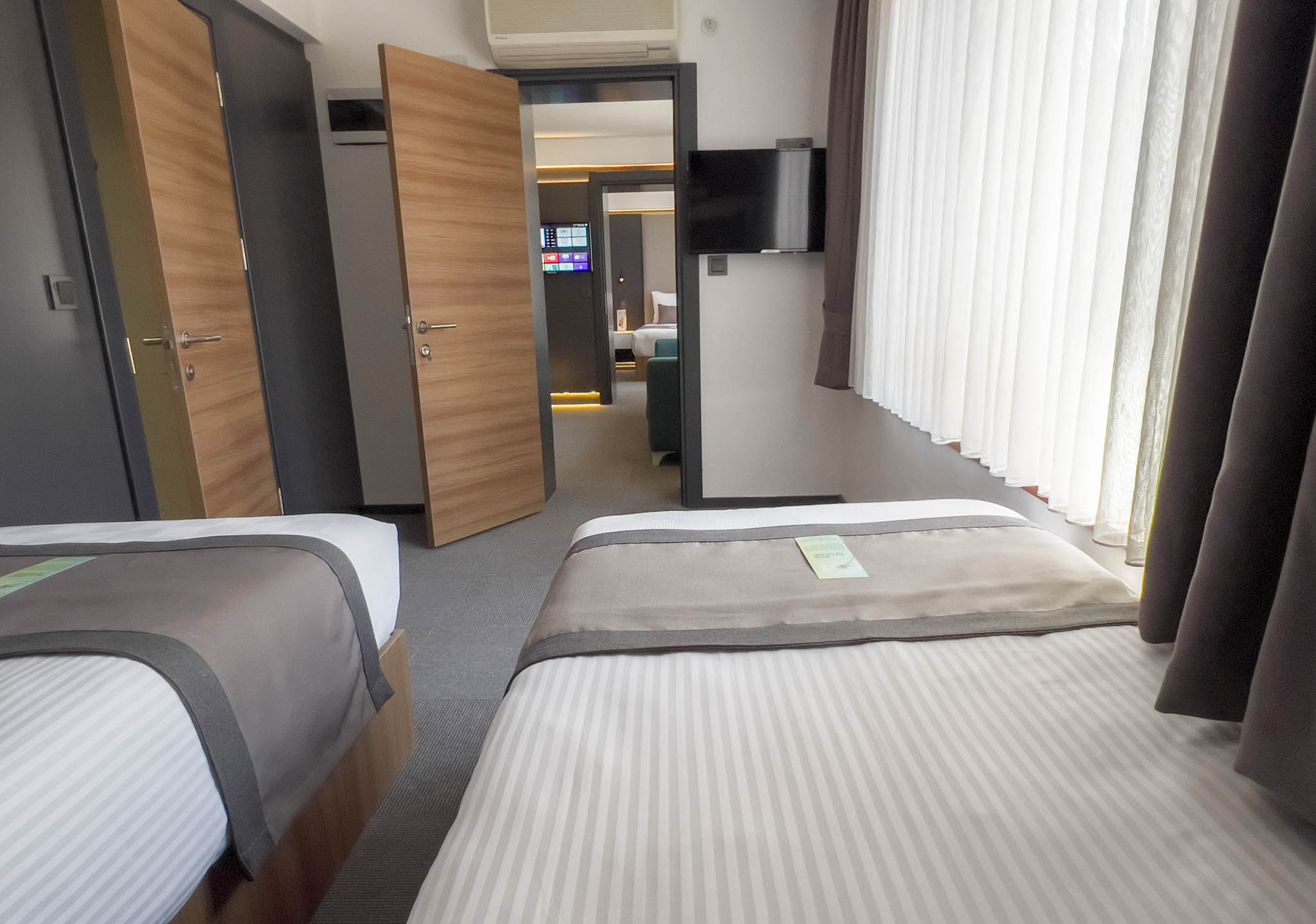 Suite Accessible King Size Bed