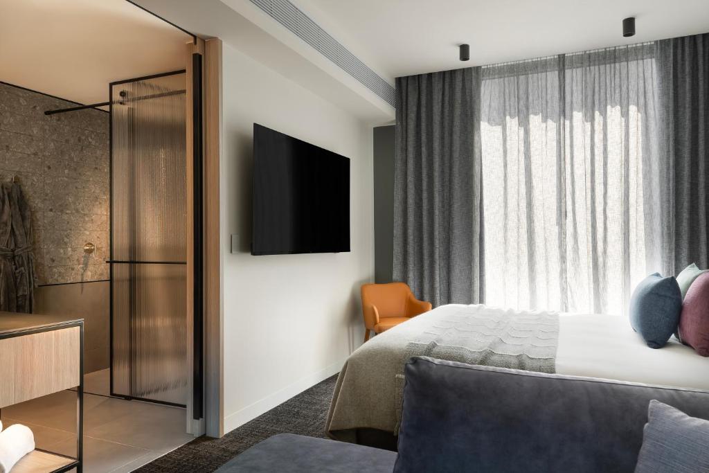 Studio King Size Bed