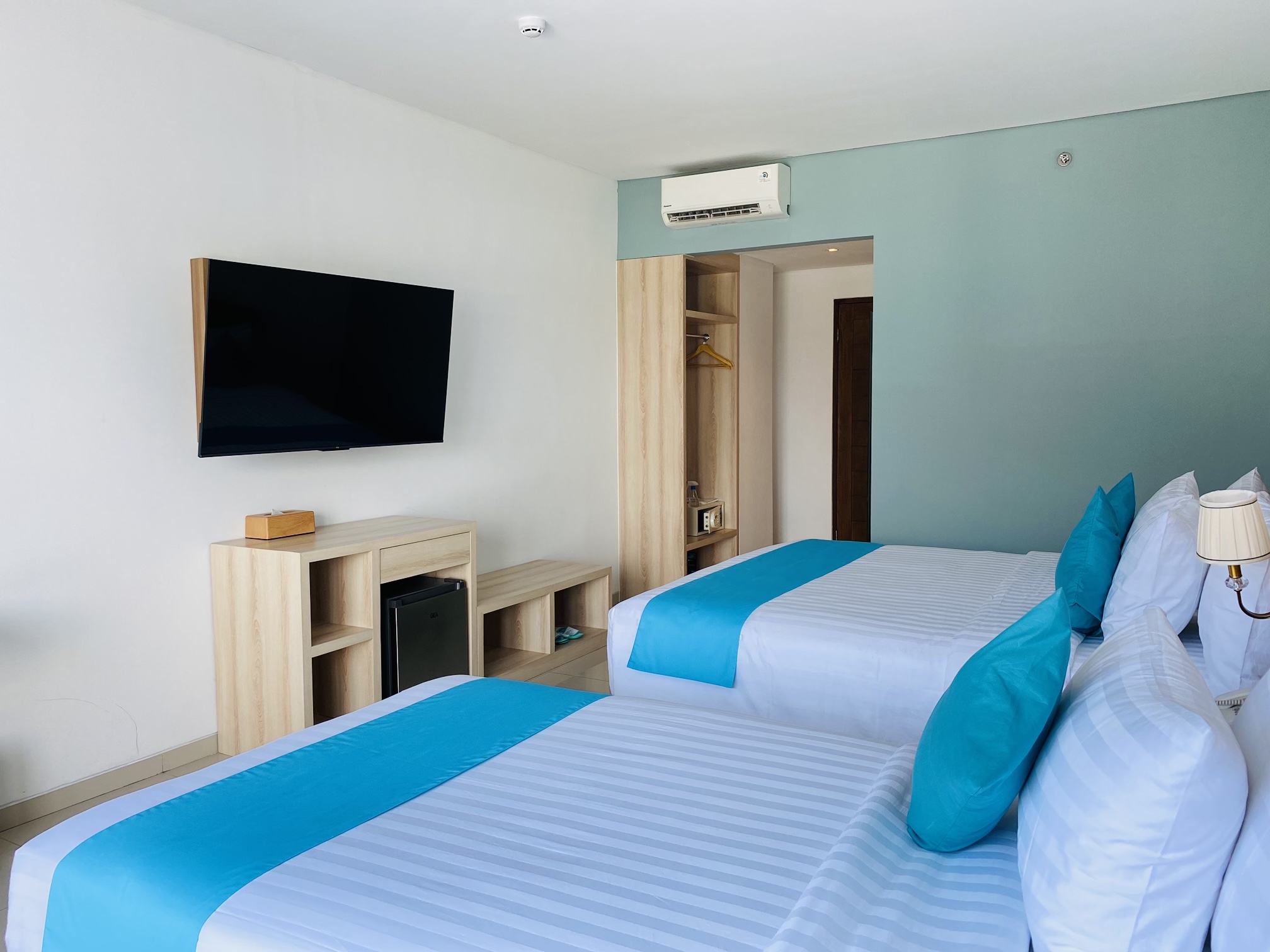 Family Room Queen Size Bed