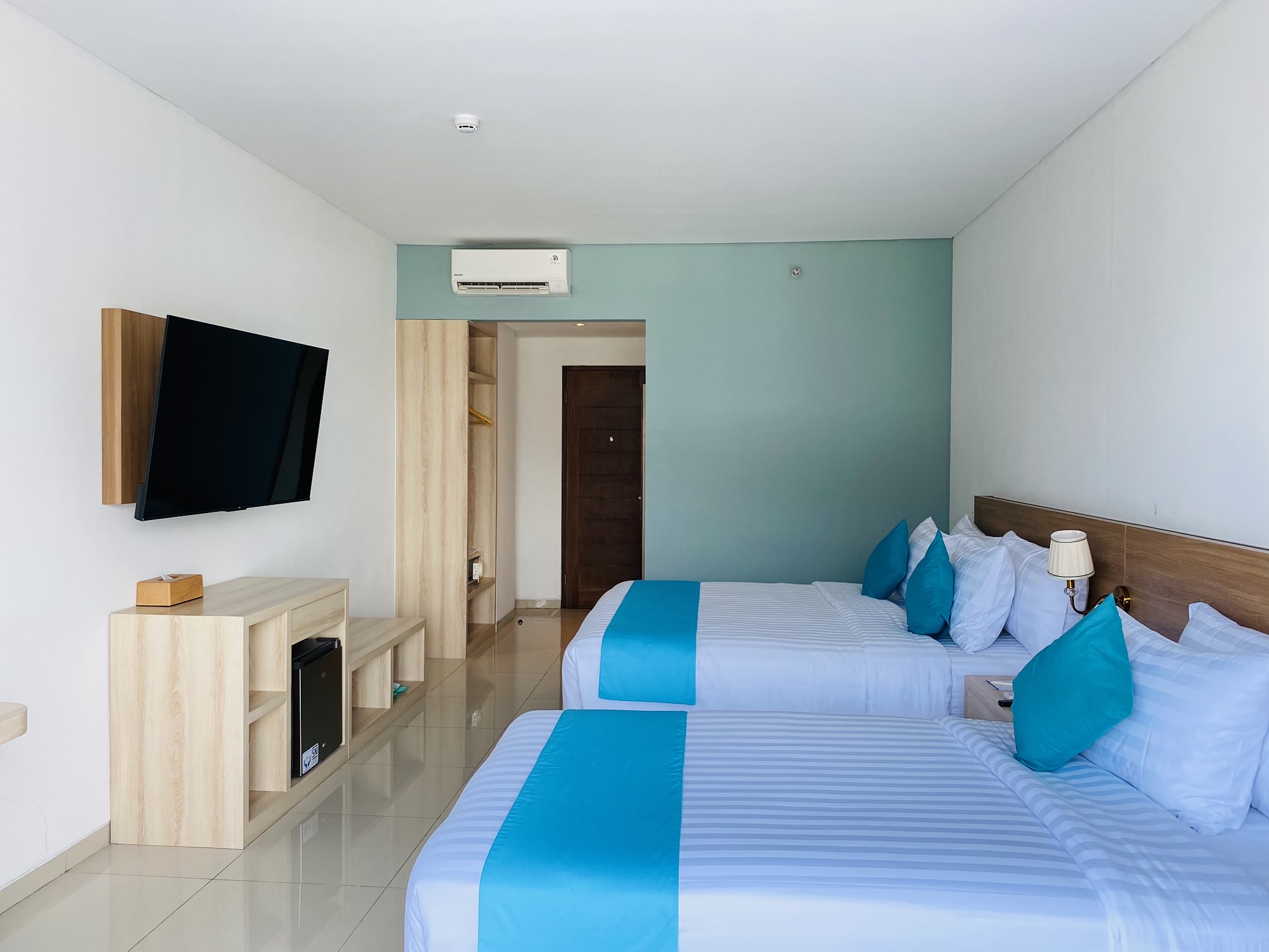 Family Room Queen Size Bed