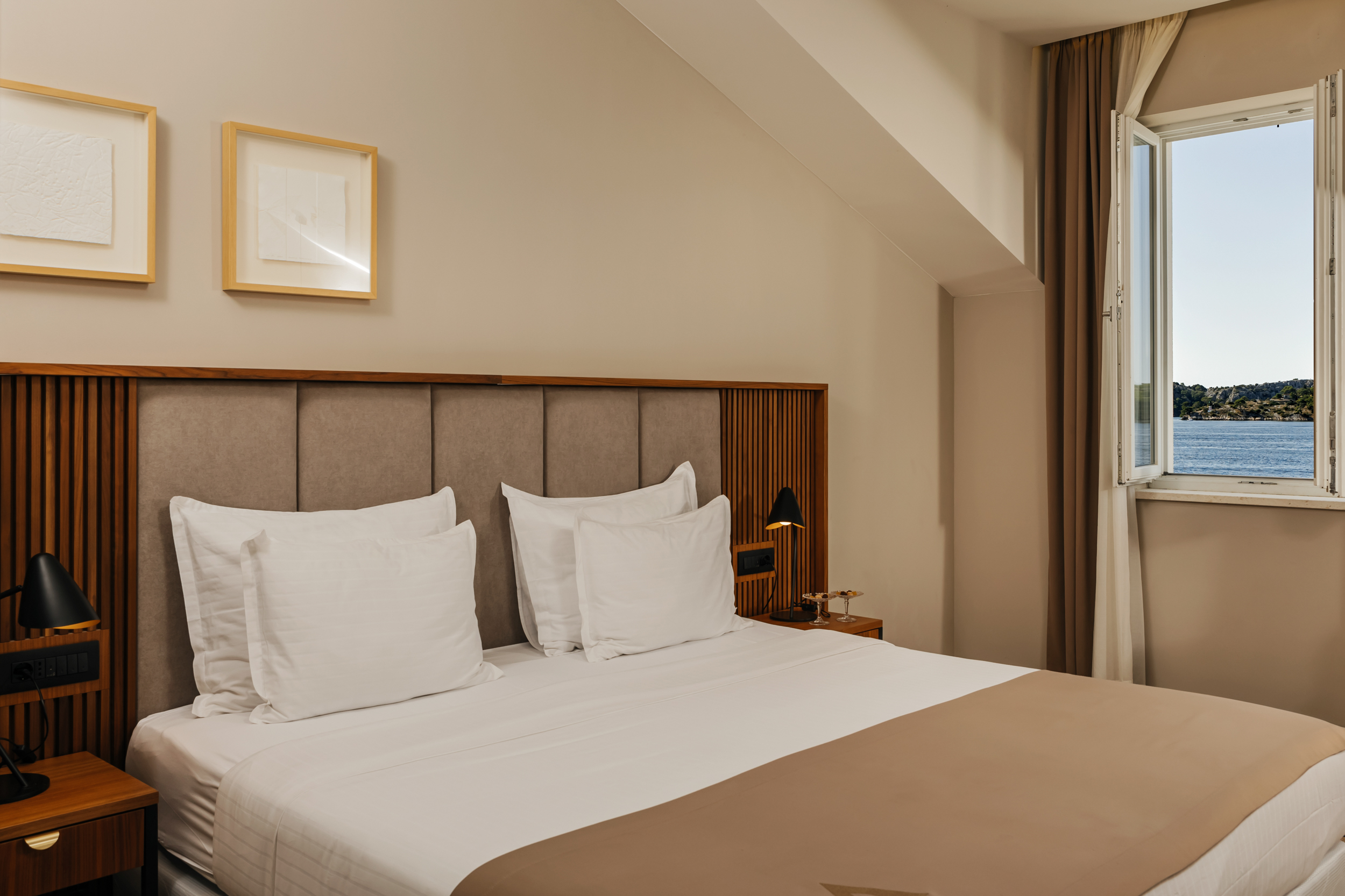 Double or Twin Deluxe Side Sea View