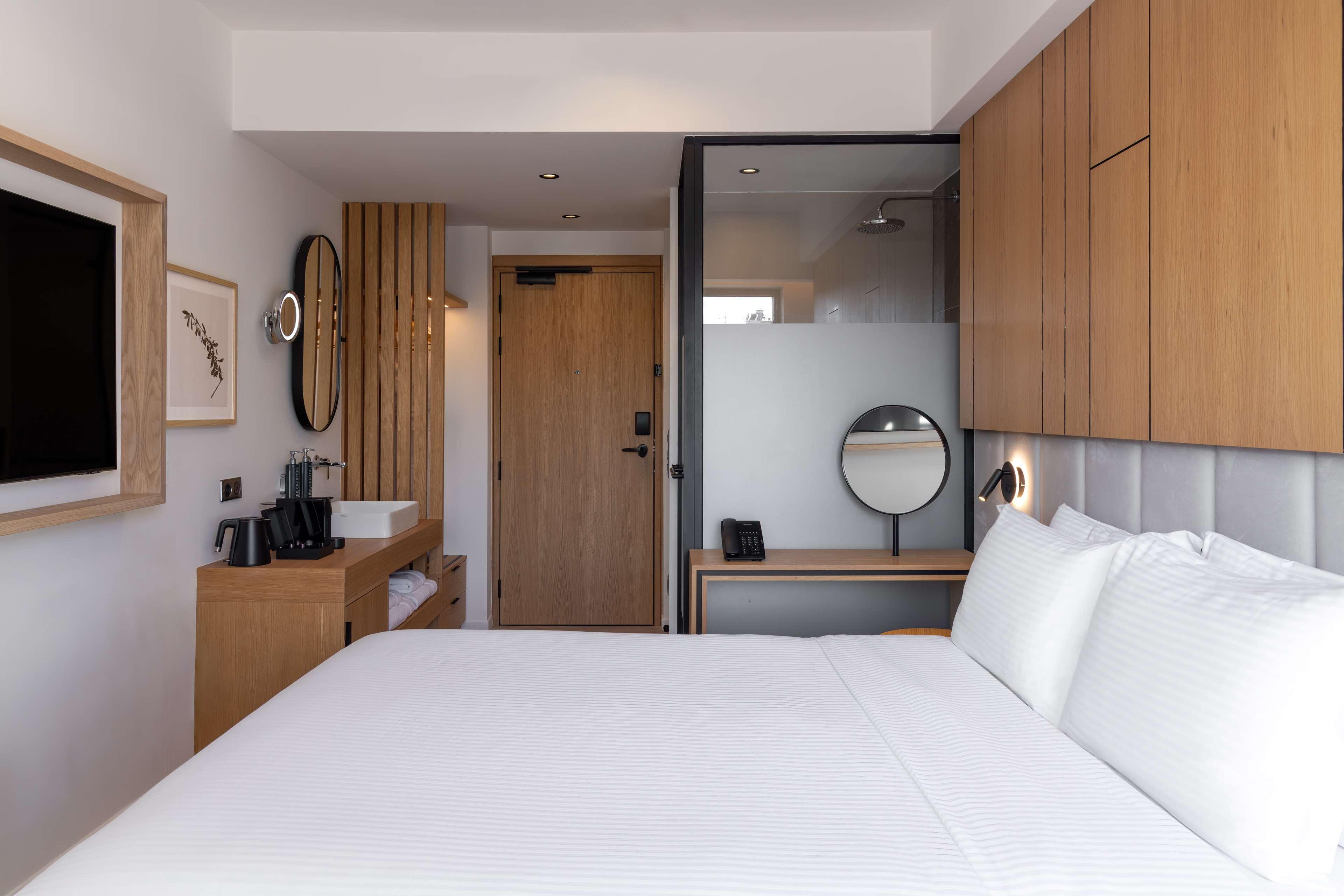 Double Deluxe Queen Bed