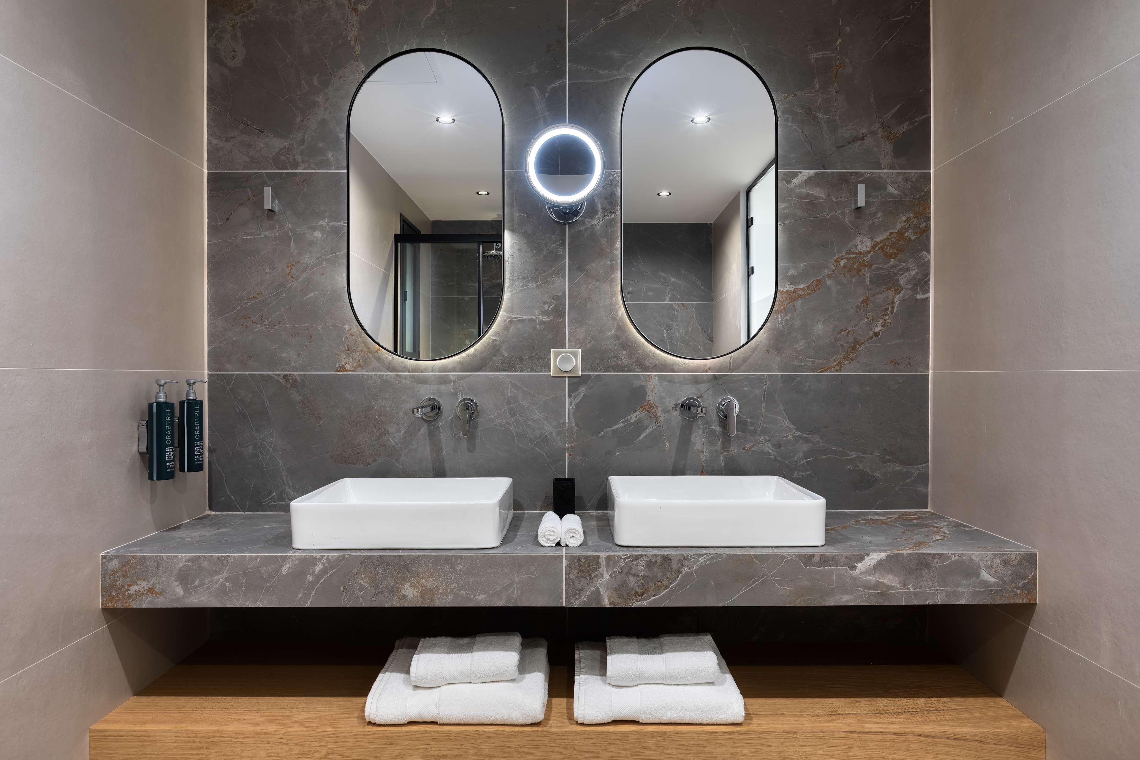 Double Deluxe King Bed