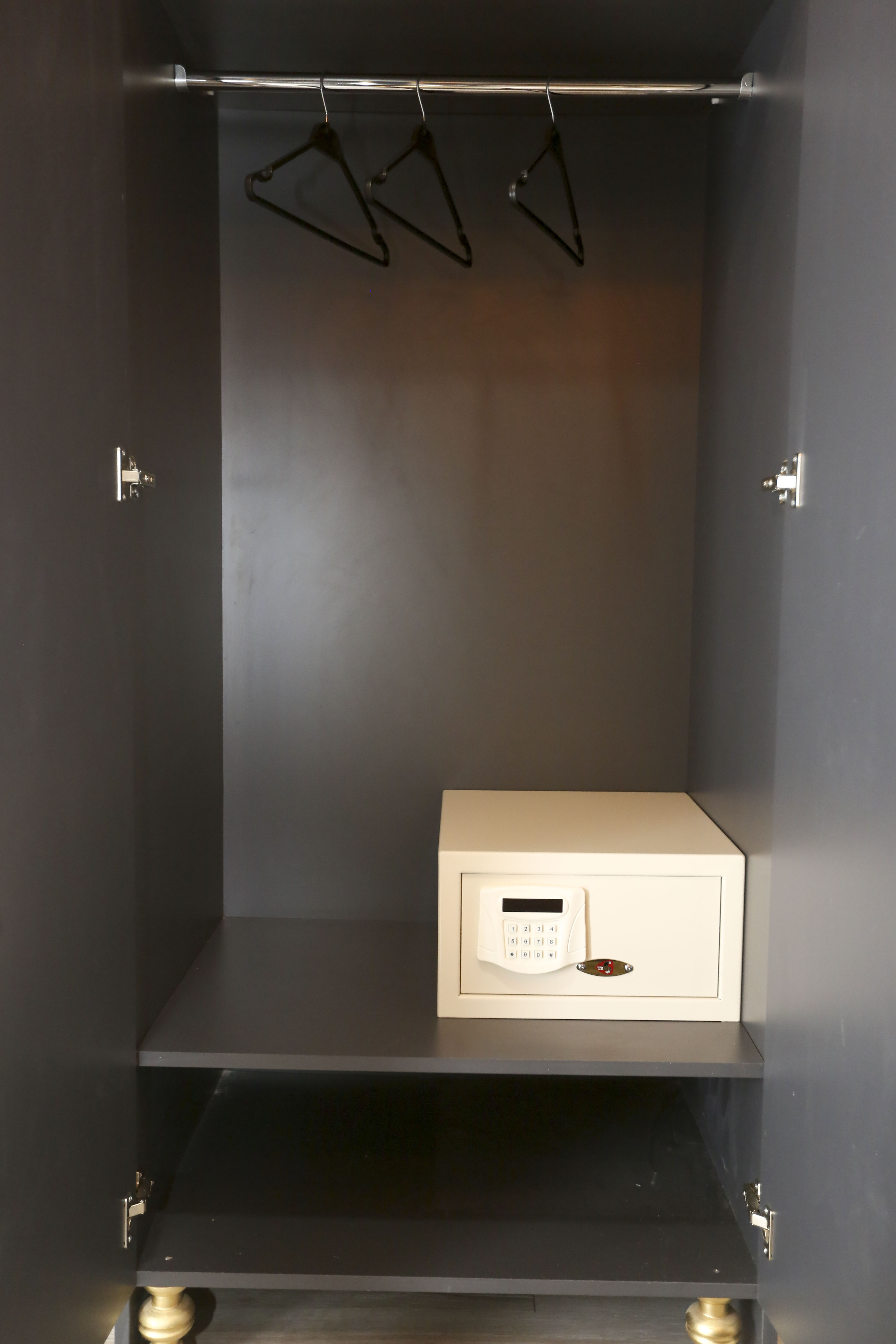 Quadruple Two Bedrooms One Bathroom