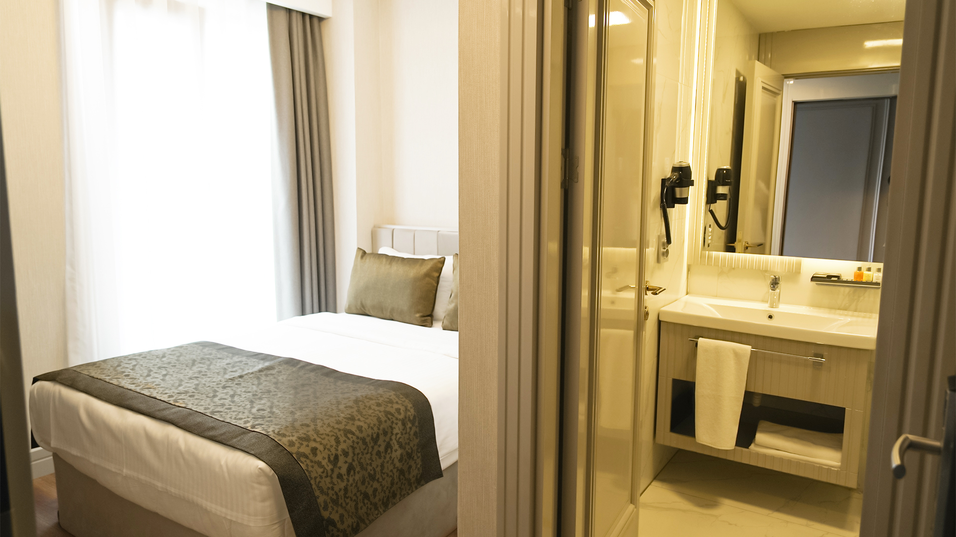 Single Deluxe One Bed