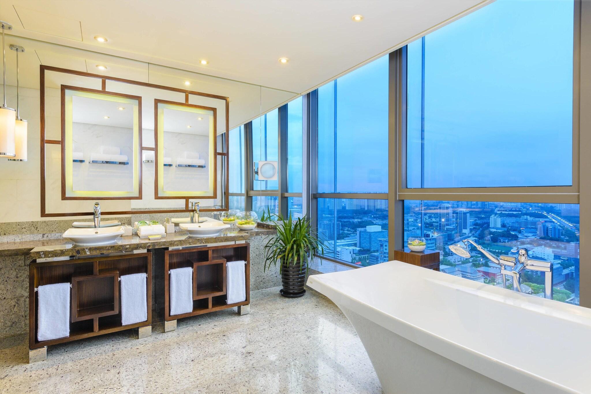 Suite Club City View