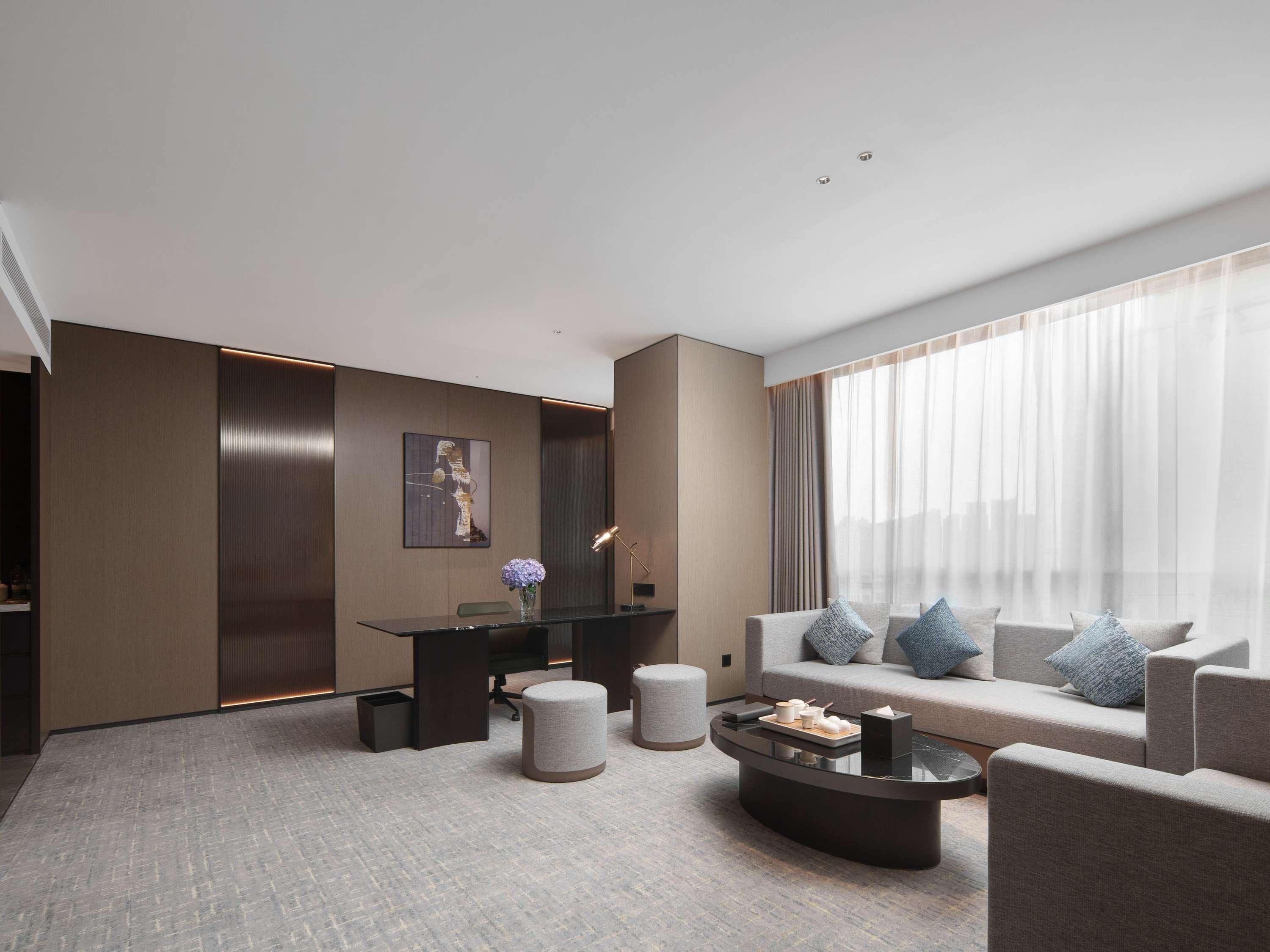 Suite Deluxe King Bed