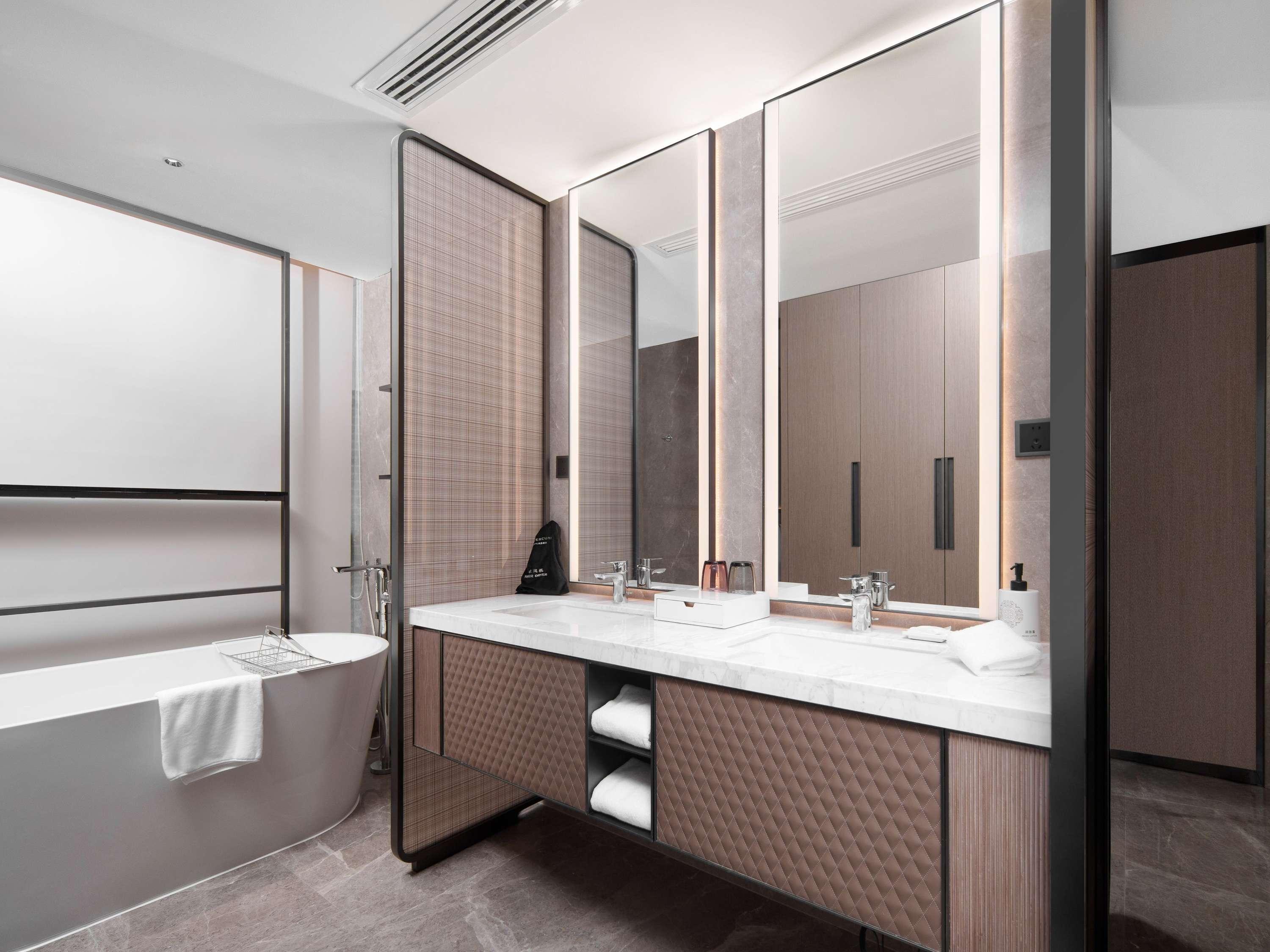 Suite Deluxe King Bed