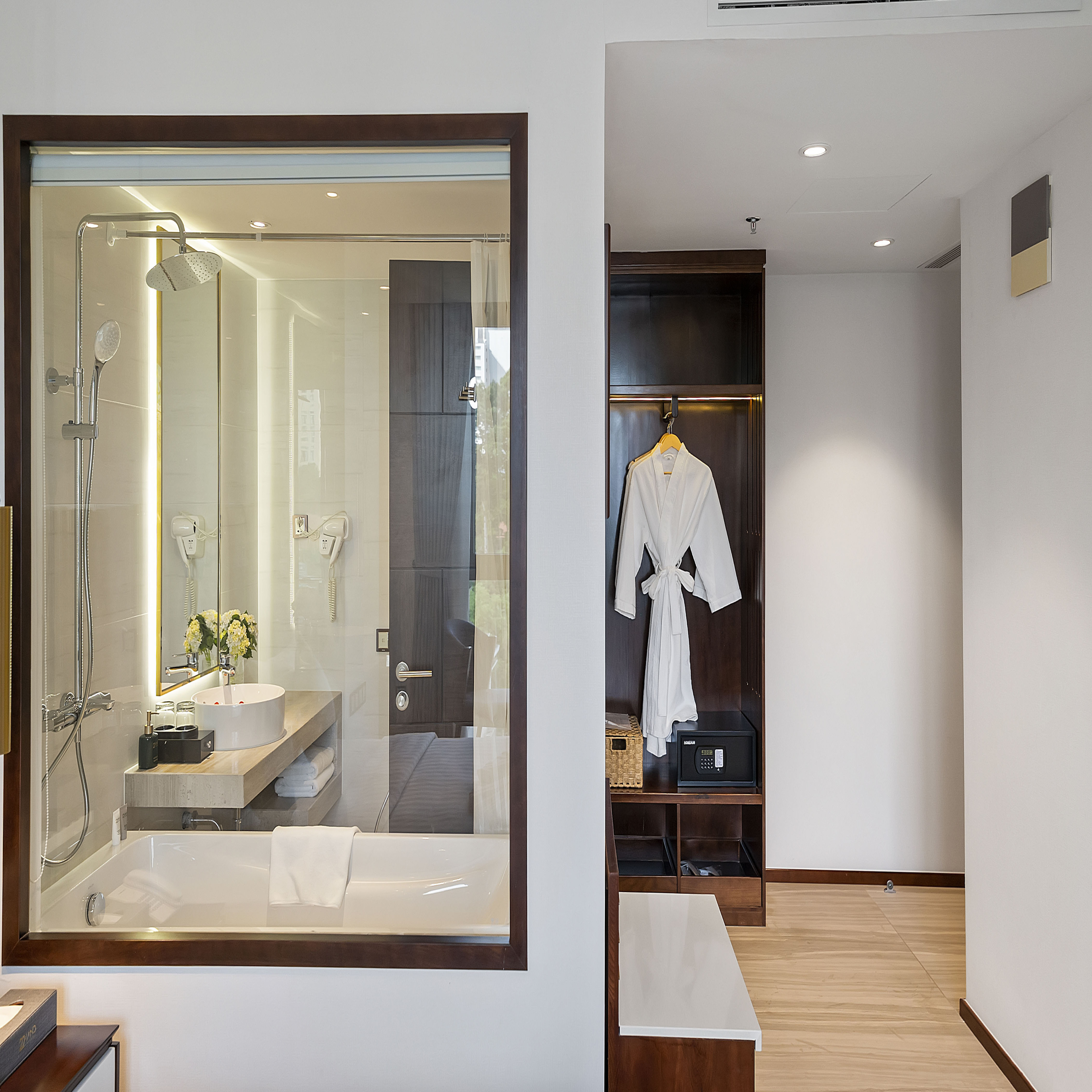 Double Deluxe One Bed