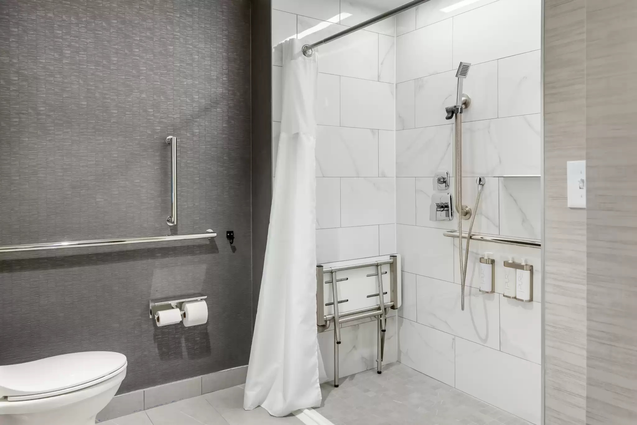 Suite Accessible King Size Bed