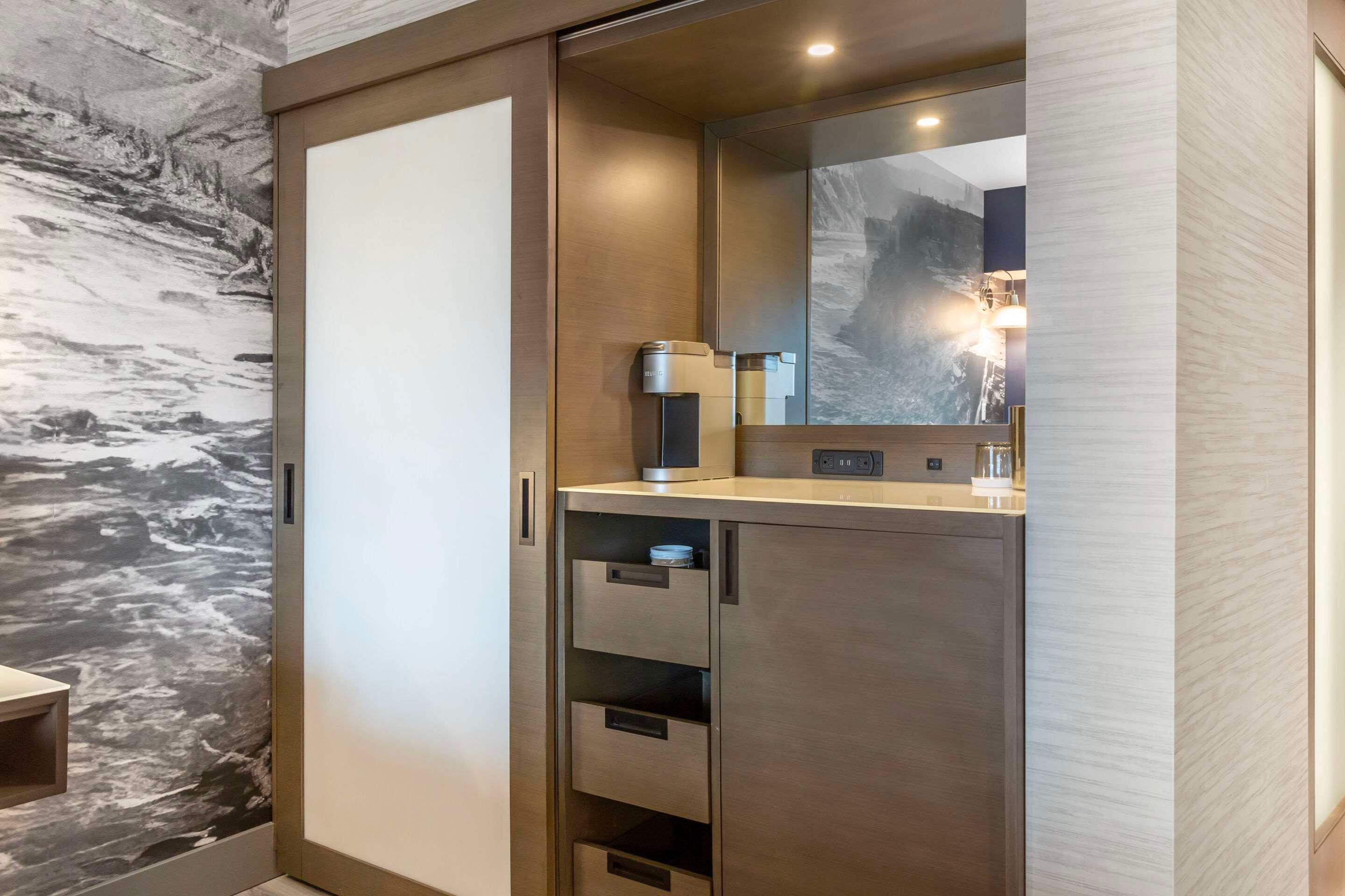 Suite Accessible King Size Bed