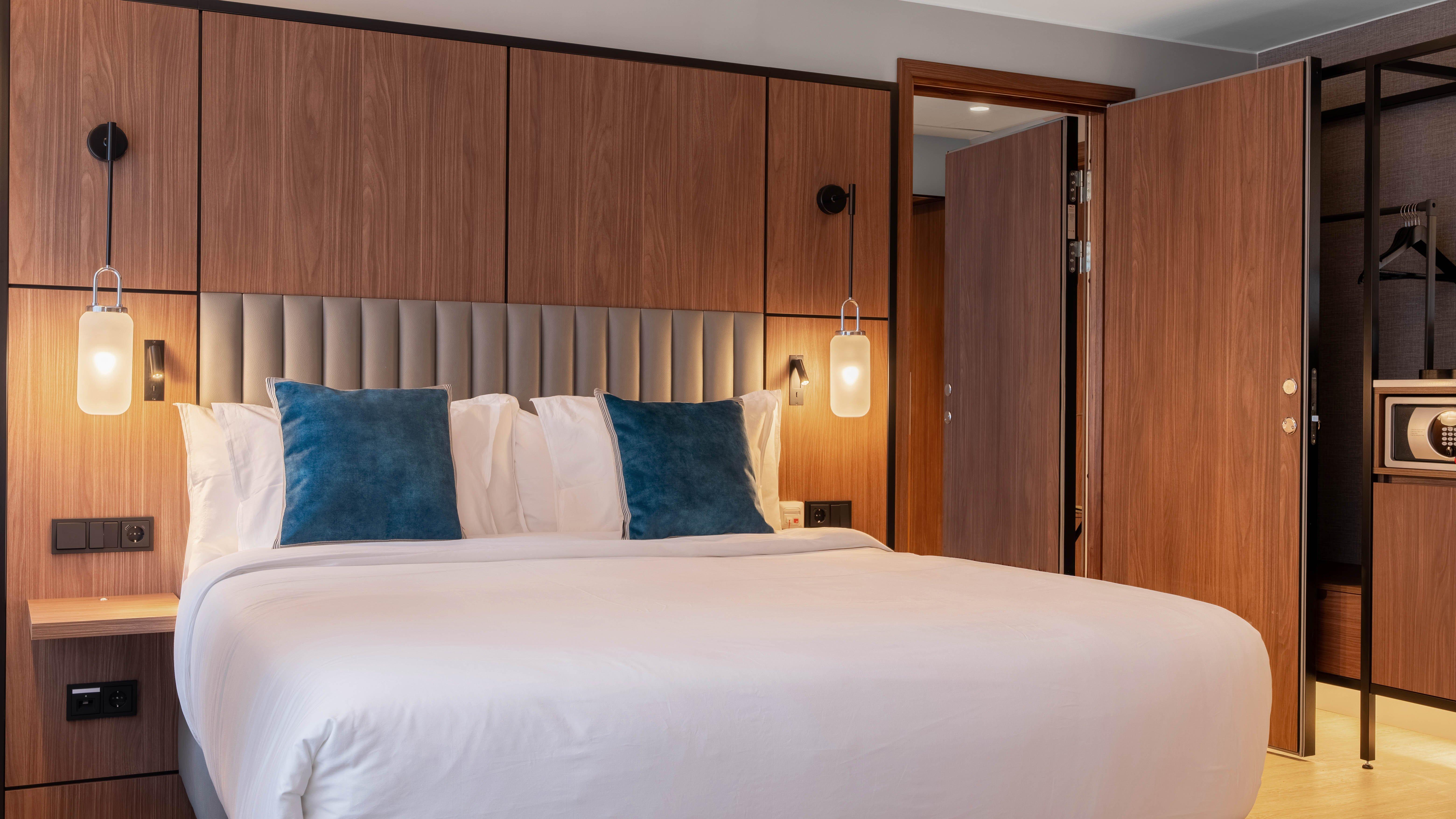 Double Accessible-queen Size Bed