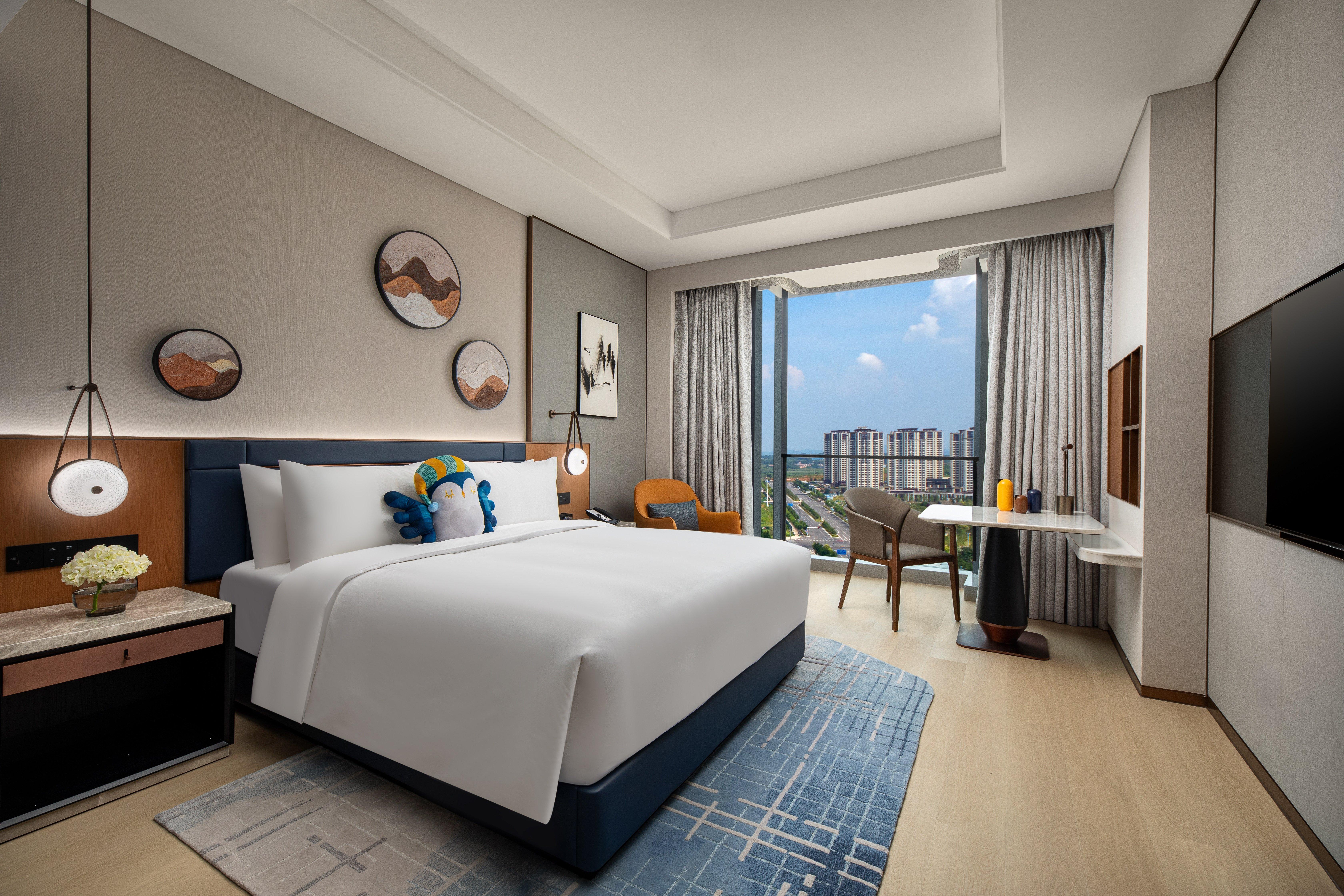 Double City View Queen Bed