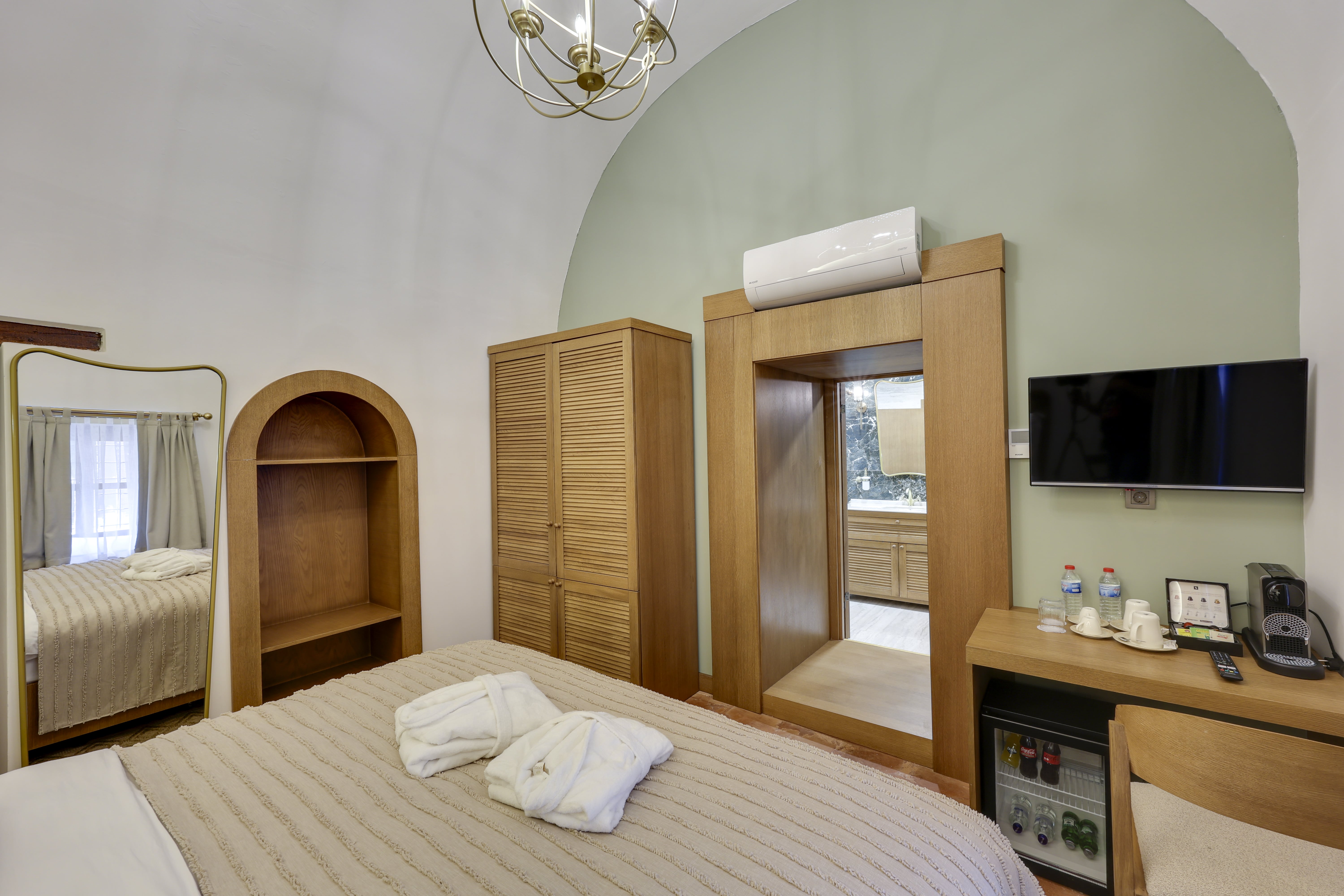 Double Deluxe One Bed