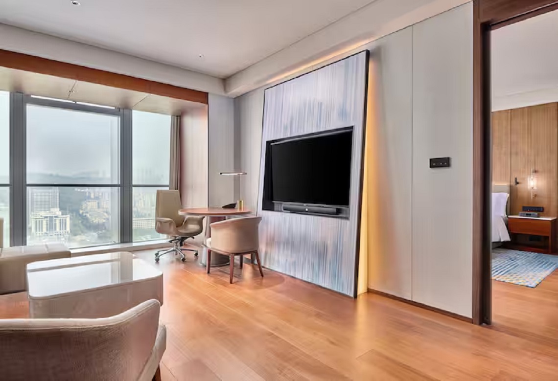 Suite Deluxe King Bed