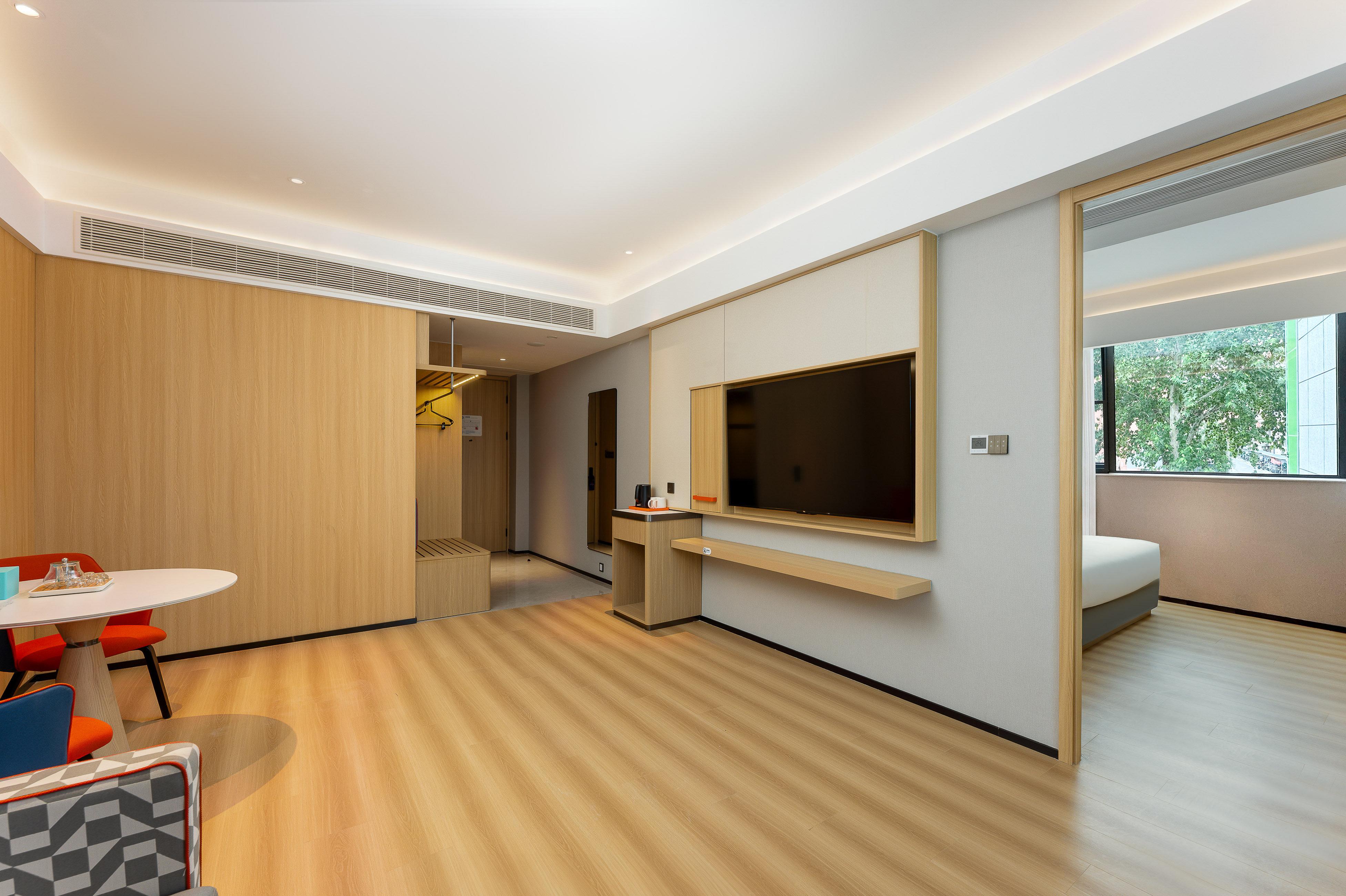 Suite City View King Bed